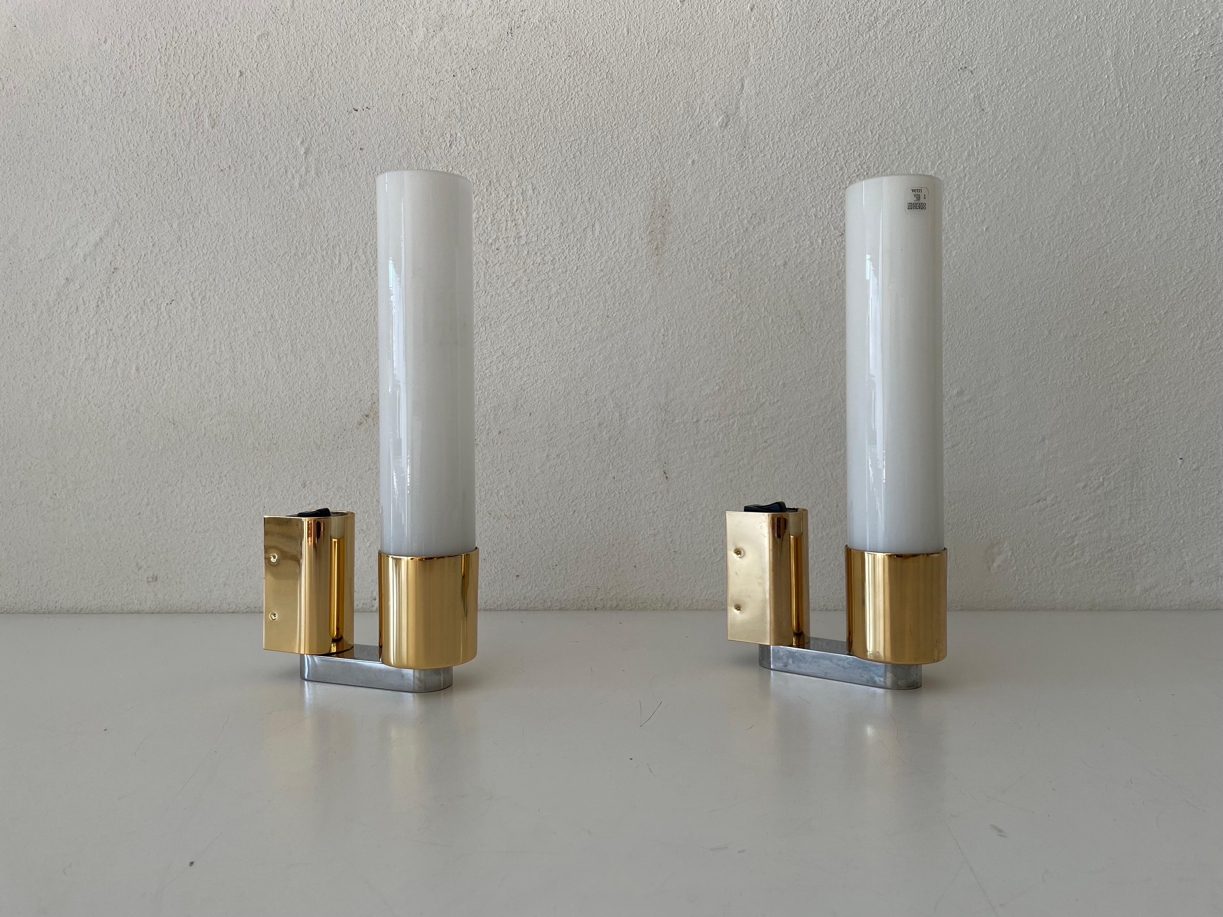 Vetri Murano glass gold elegant pair of sconces by Egoluce, 1980s, Italy.

Very elegant and minimalist wall lamps.
Lamp is in very good condition.

These lamps works with E14 standard light bulbs. 
Wired and suitable to use in all countries.