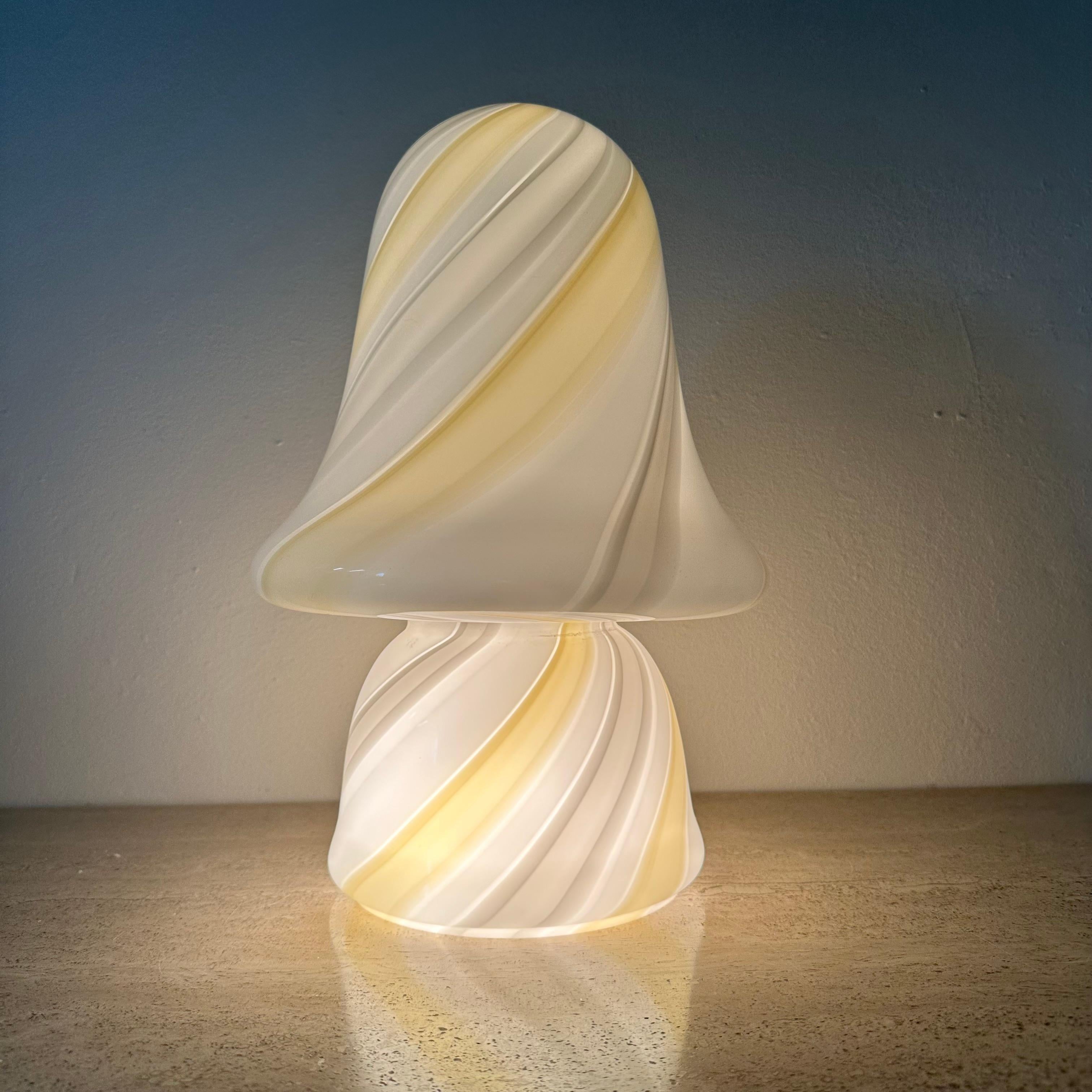 Lampe de table à champignon en verre de Murano, Swirl , 1970's en vente 7
