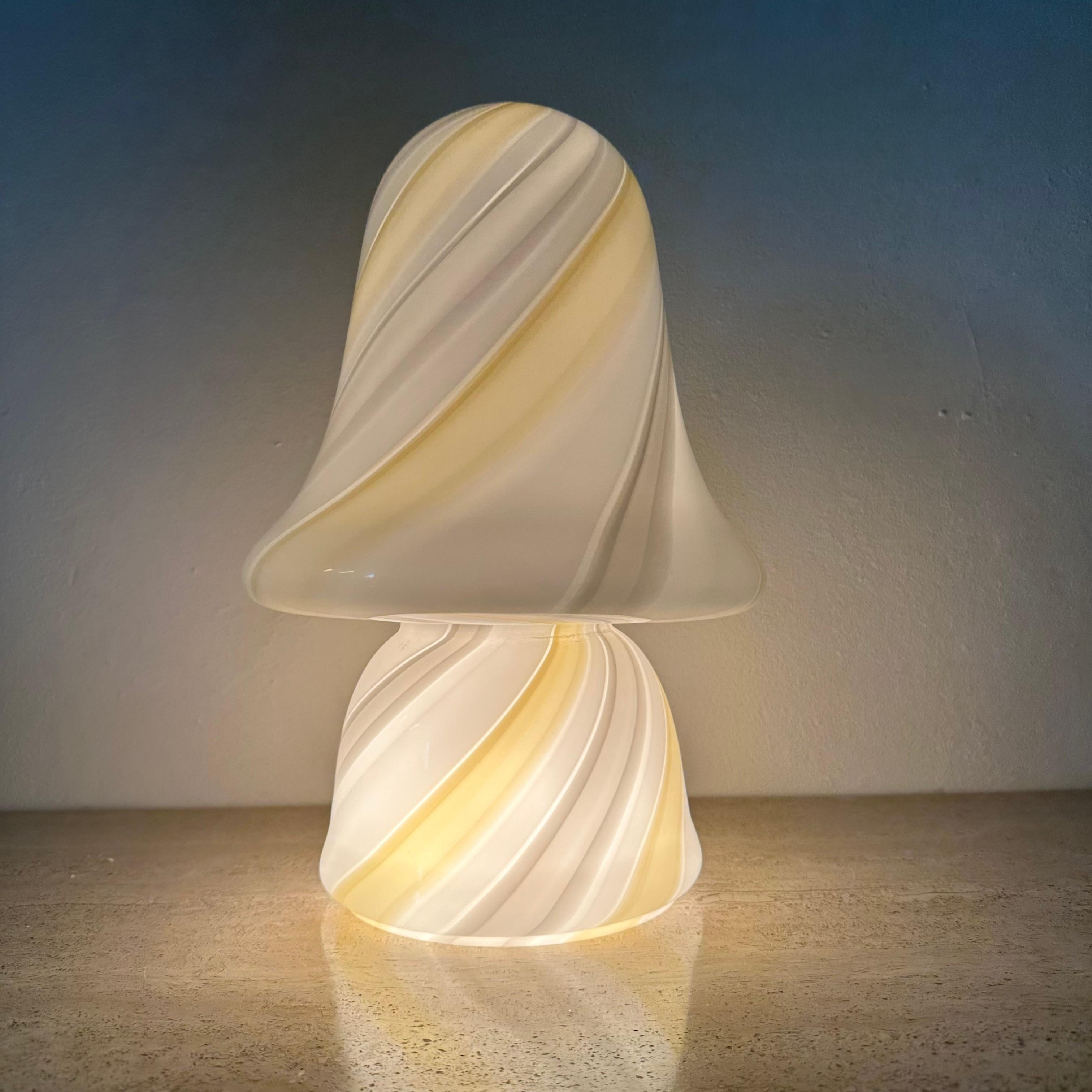 Lampe de table à champignon en verre de Murano, Swirl , 1970's en vente 10