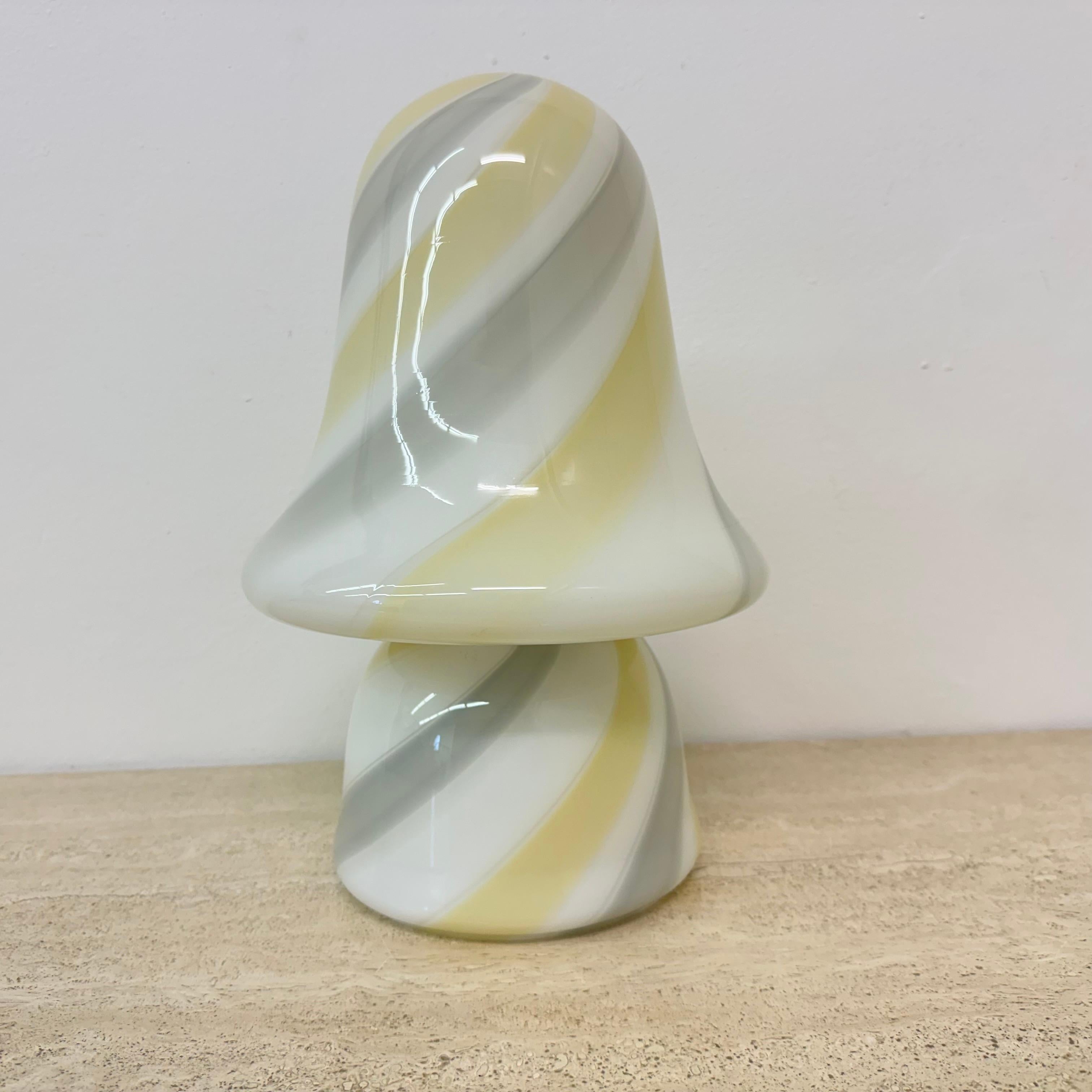 Lampe de table à champignon en verre de Murano, Swirl, Vetri, années 1970

Dimensions : 32 cm de hauteur, 20 cm de diamètre
Matériau : Verre
Couleur : Blanc, Jaune, Gris