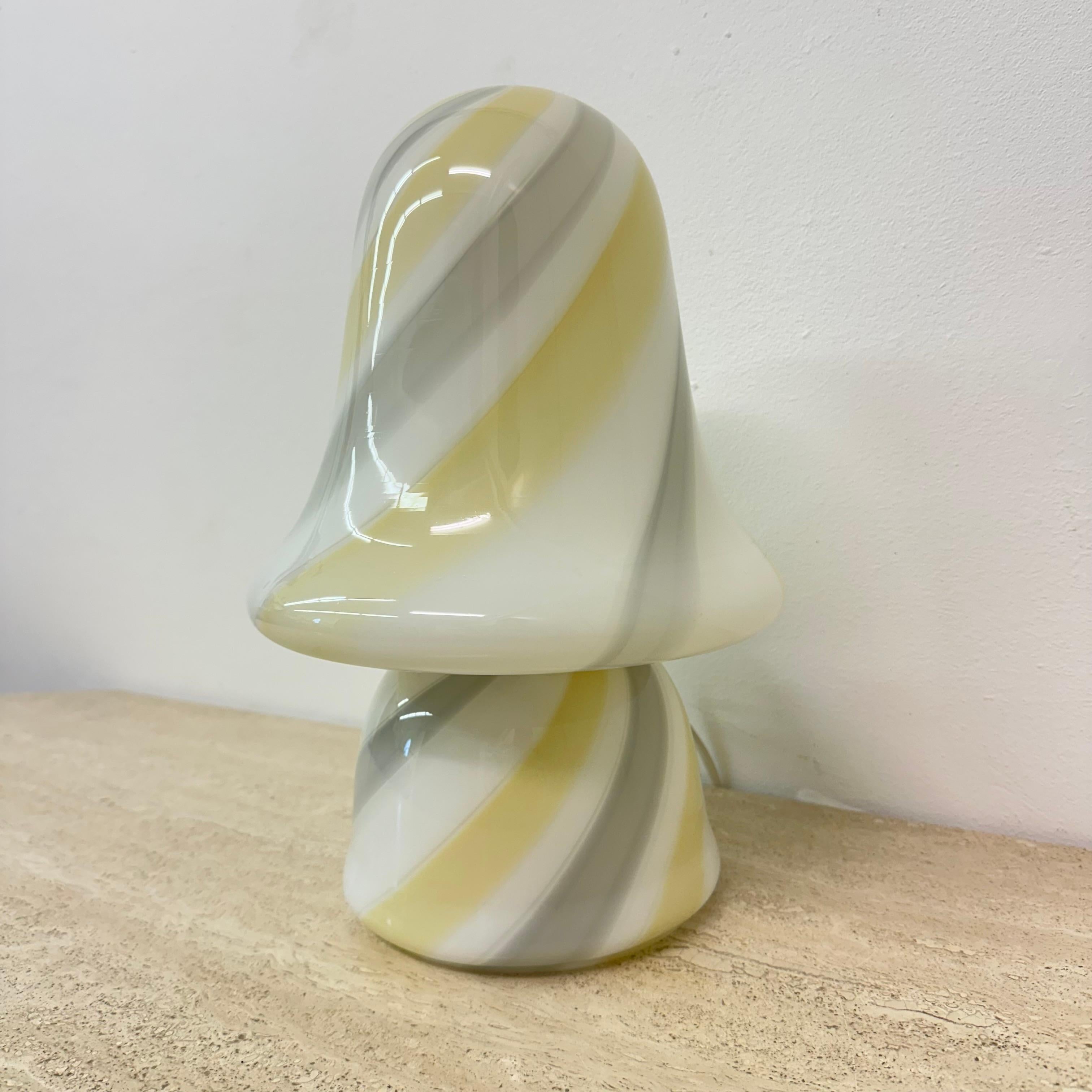 italien Lampe de table à champignon en verre de Murano, Swirl , 1970's en vente
