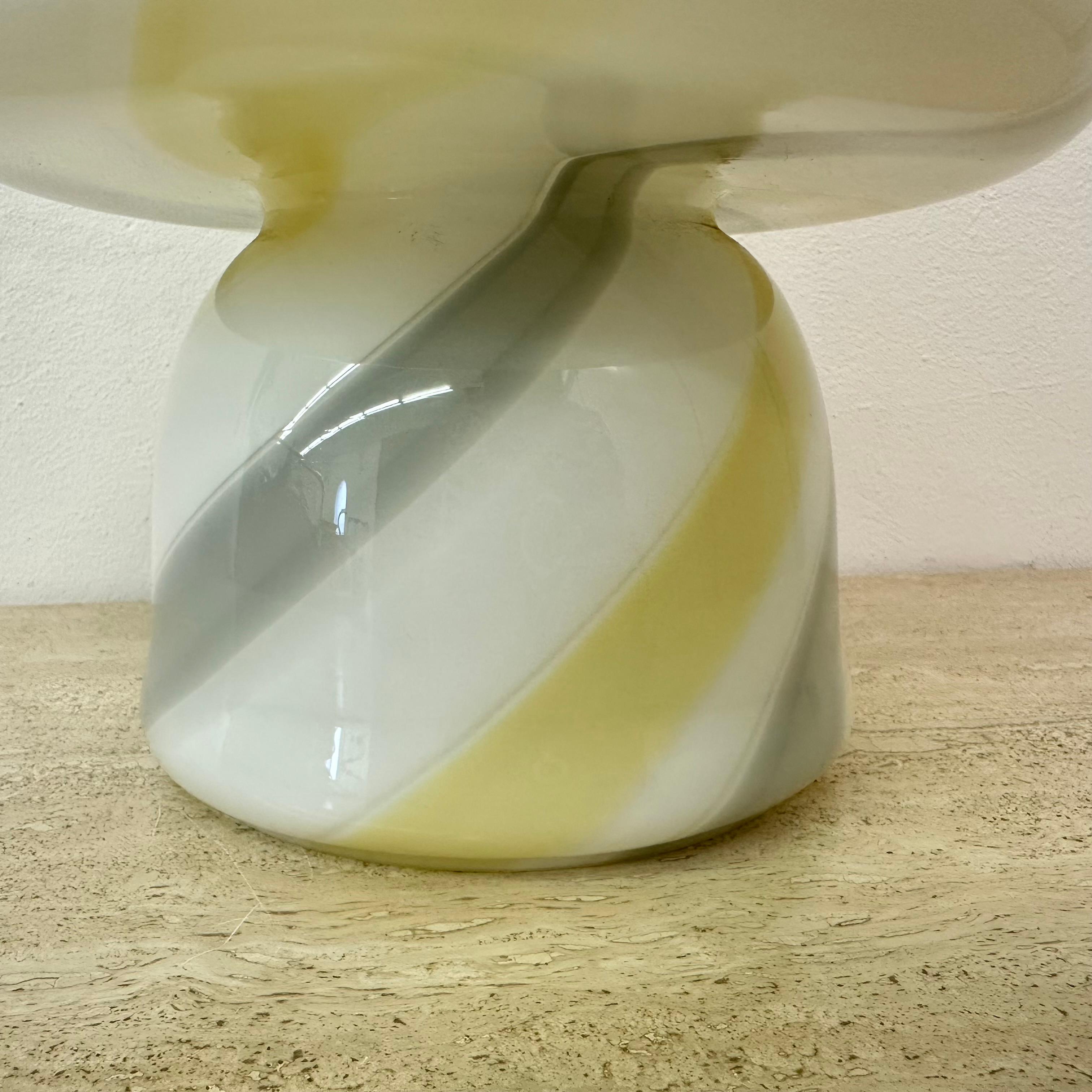 Verre Lampe de table à champignon en verre de Murano, Swirl , 1970's en vente