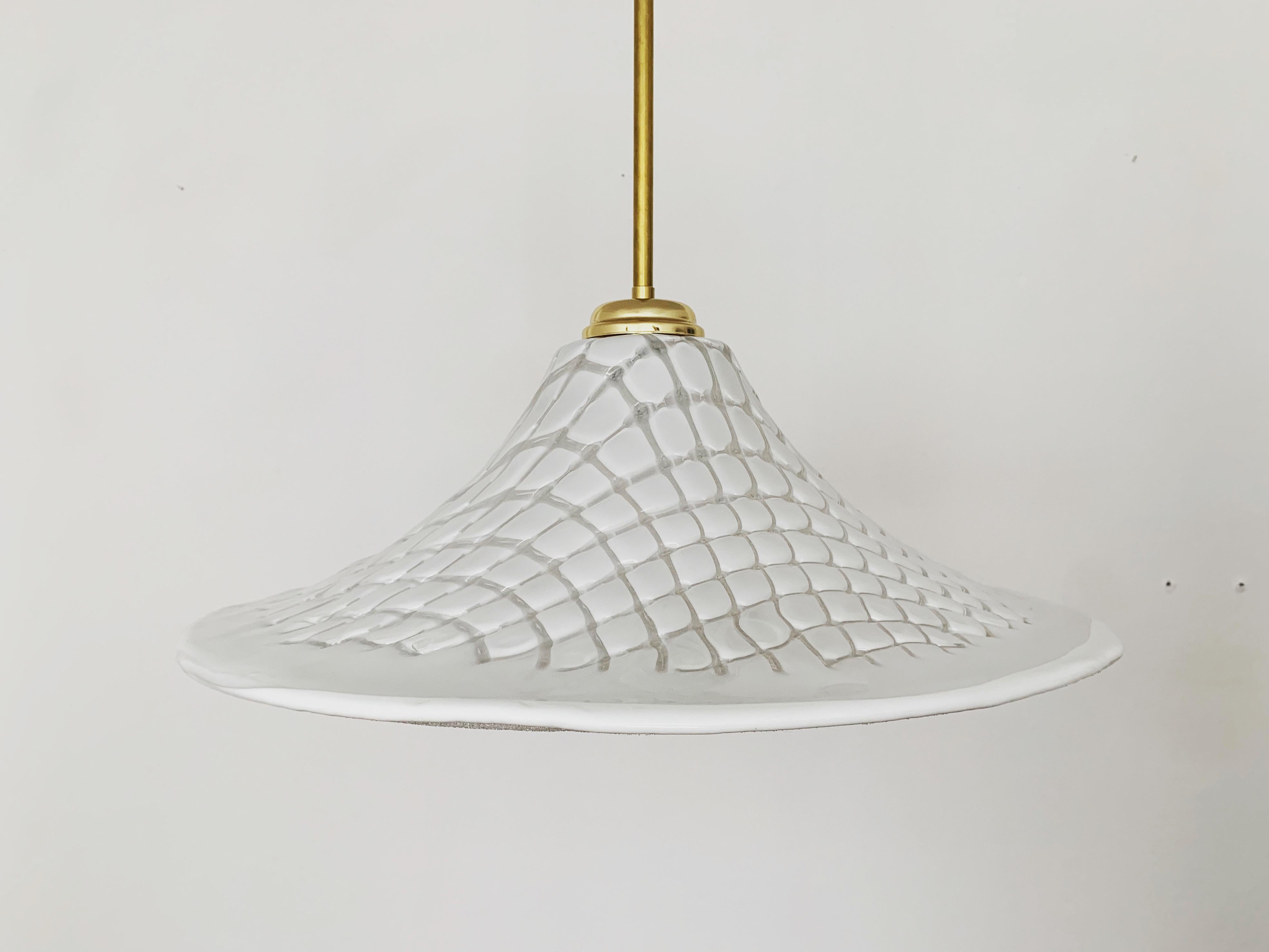 Wunderschöne und große italienische Murano-Lampe aus den 1960er Jahren.
Außergewöhnlich gelungenes Design und sehr hochwertige Verarbeitung.
Die Lampe ist sehr elegant.
Die dreidimensionale Struktur schafft ein sehr gemütliches