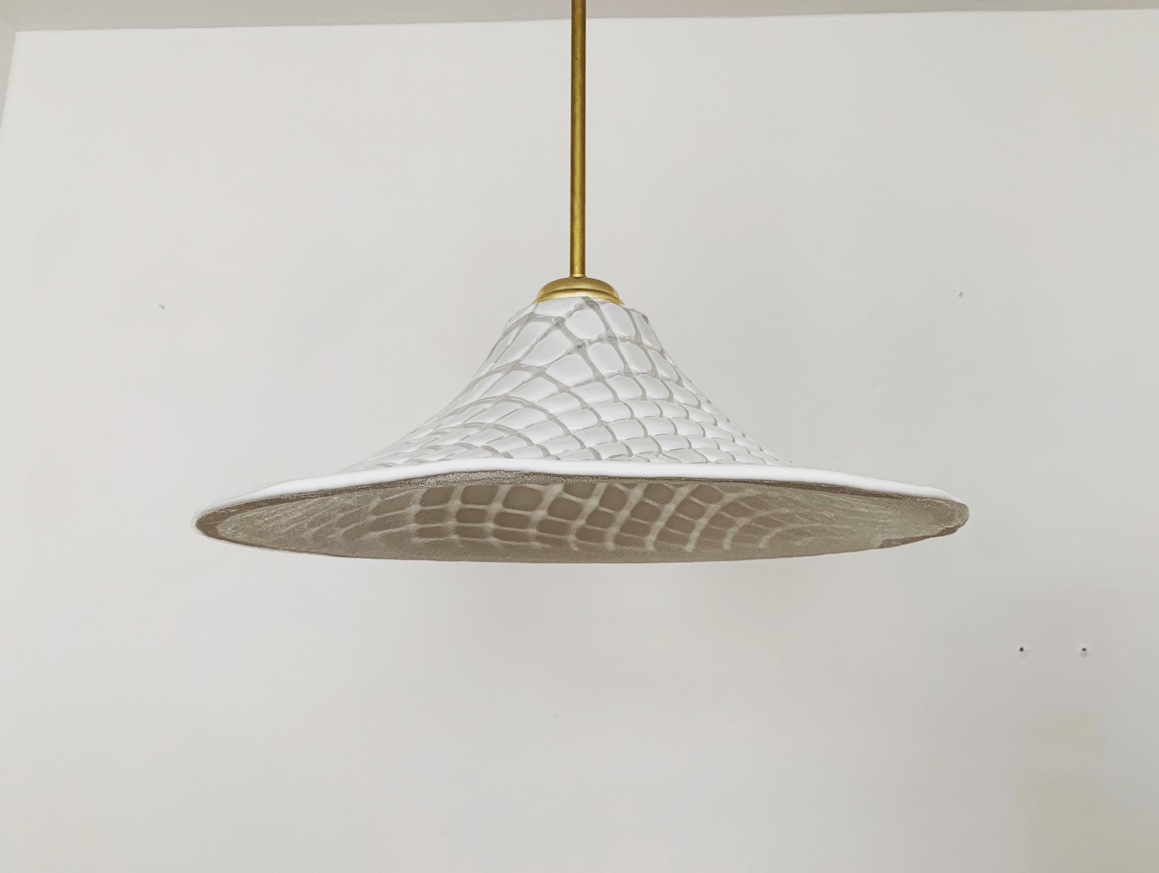 Splendida e grande lampada italiana di Murano degli anni '60.
Un design straordinariamente riuscito e una lavorazione di altissima qualità.
La lampada è molto elegante.
La struttura tridimensionale crea una luce molto