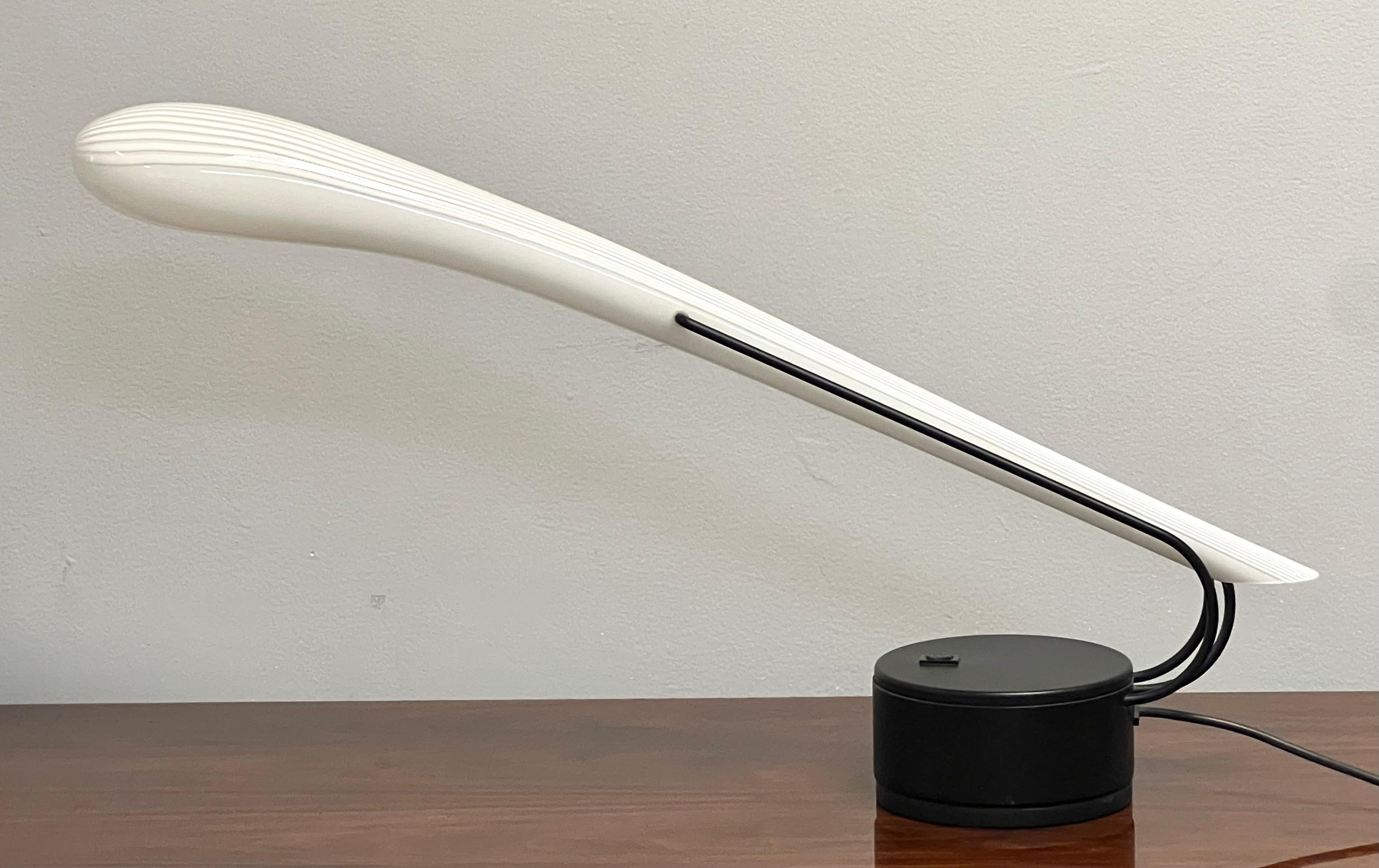 Ein seltenes Beispiel für eine Schreibtischlampe von Vertri Murano. Der gesamte Korpus besteht aus einem einzigen Stück Kunstglas, das auf einem schwenkbaren Metallsockel montiert ist. Hergestellt von Effetre International in der Zeit, als Lino