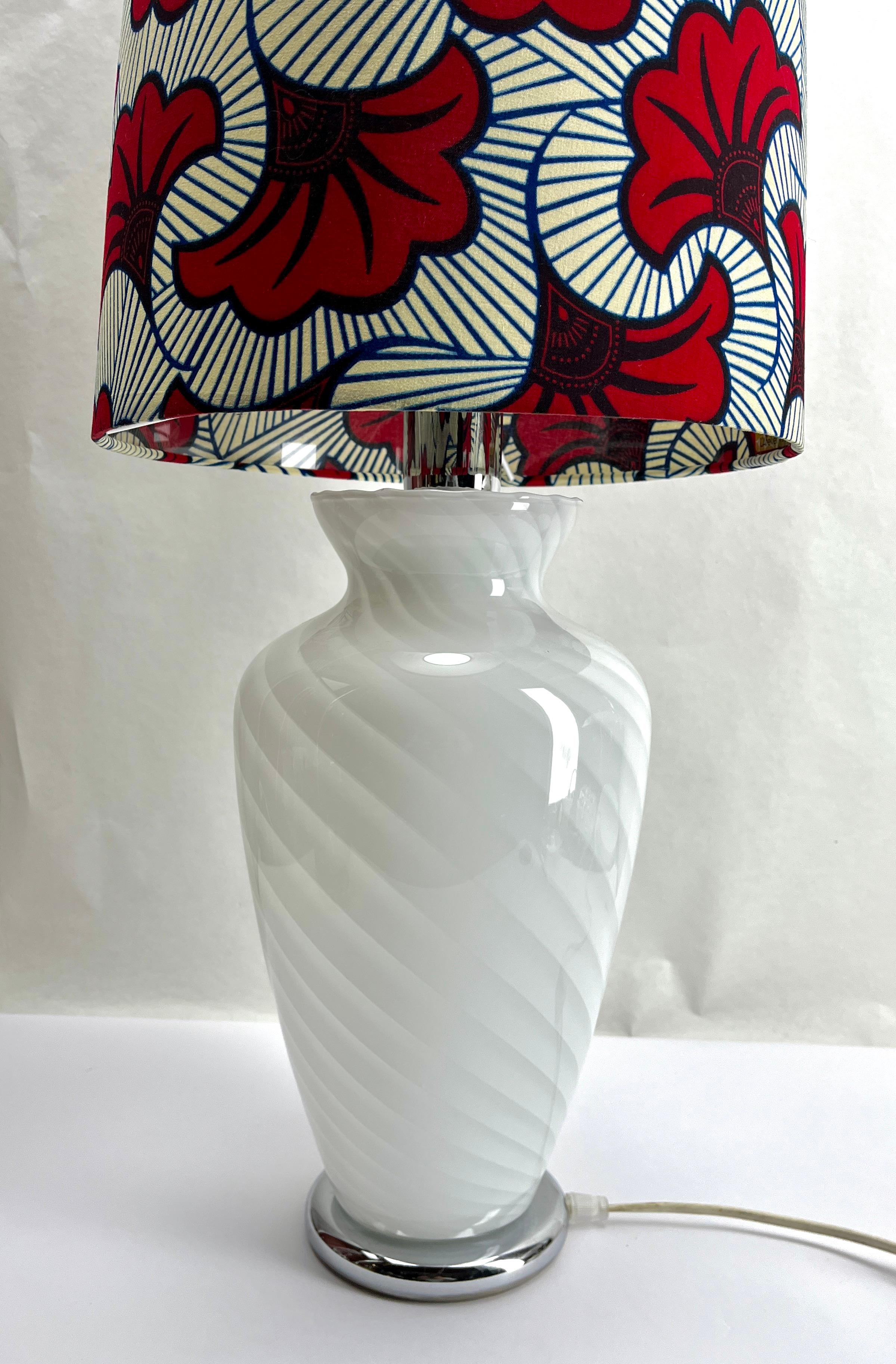 Lámpara de sobremesa Vetri de Murano con cristal soplado y diseño en espiral 
Esta lámpara de sobremesa fue diseñada y fabricada en Italia durante la década de 1970. 
La base  Cromado y en vidrio soplado y Patrón Remolino 
Está en buen estado