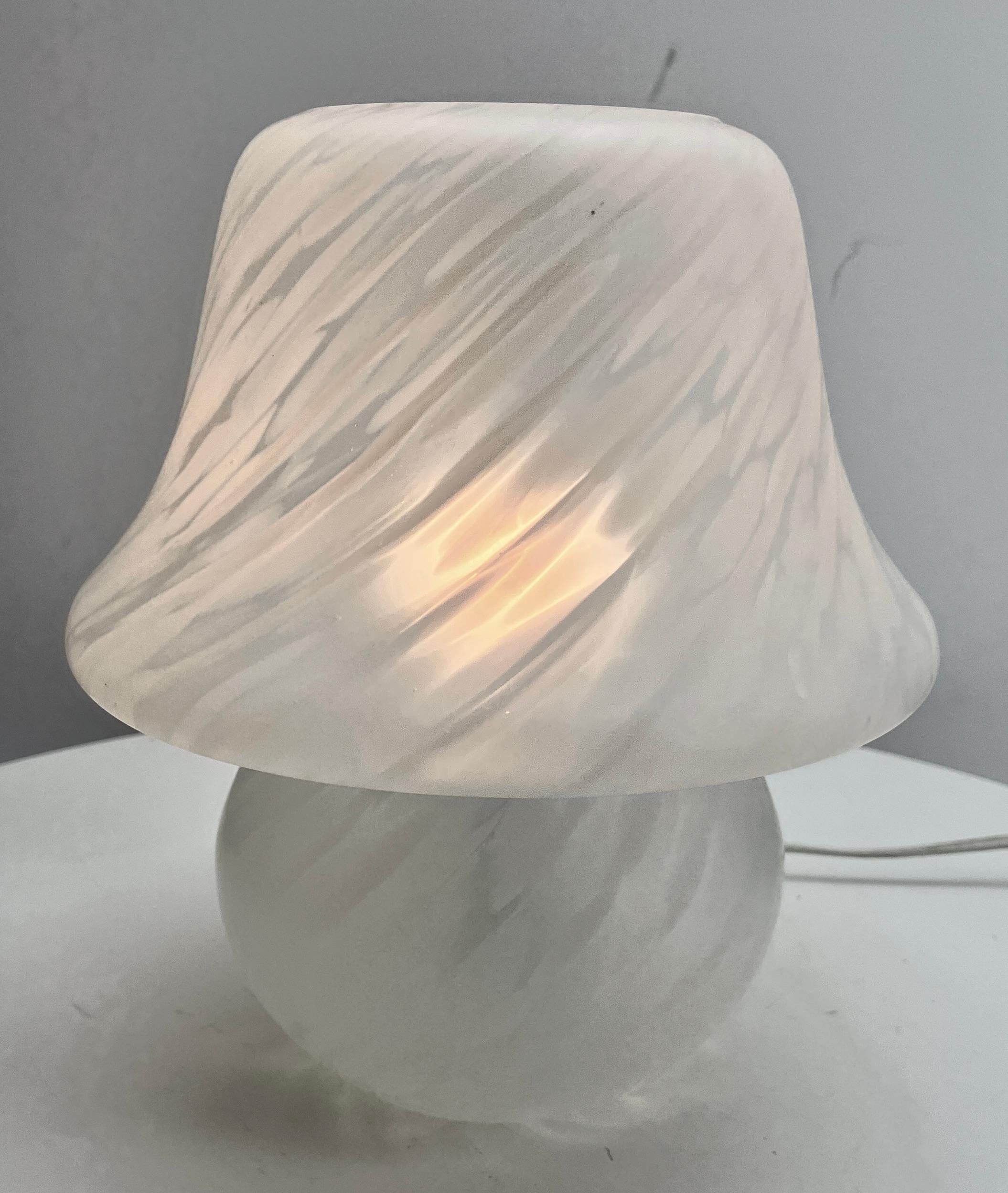 Vetri Murano Table Lamp With blown glass and Swirl Pattern In Good Condition For Sale In Verviers, BE
