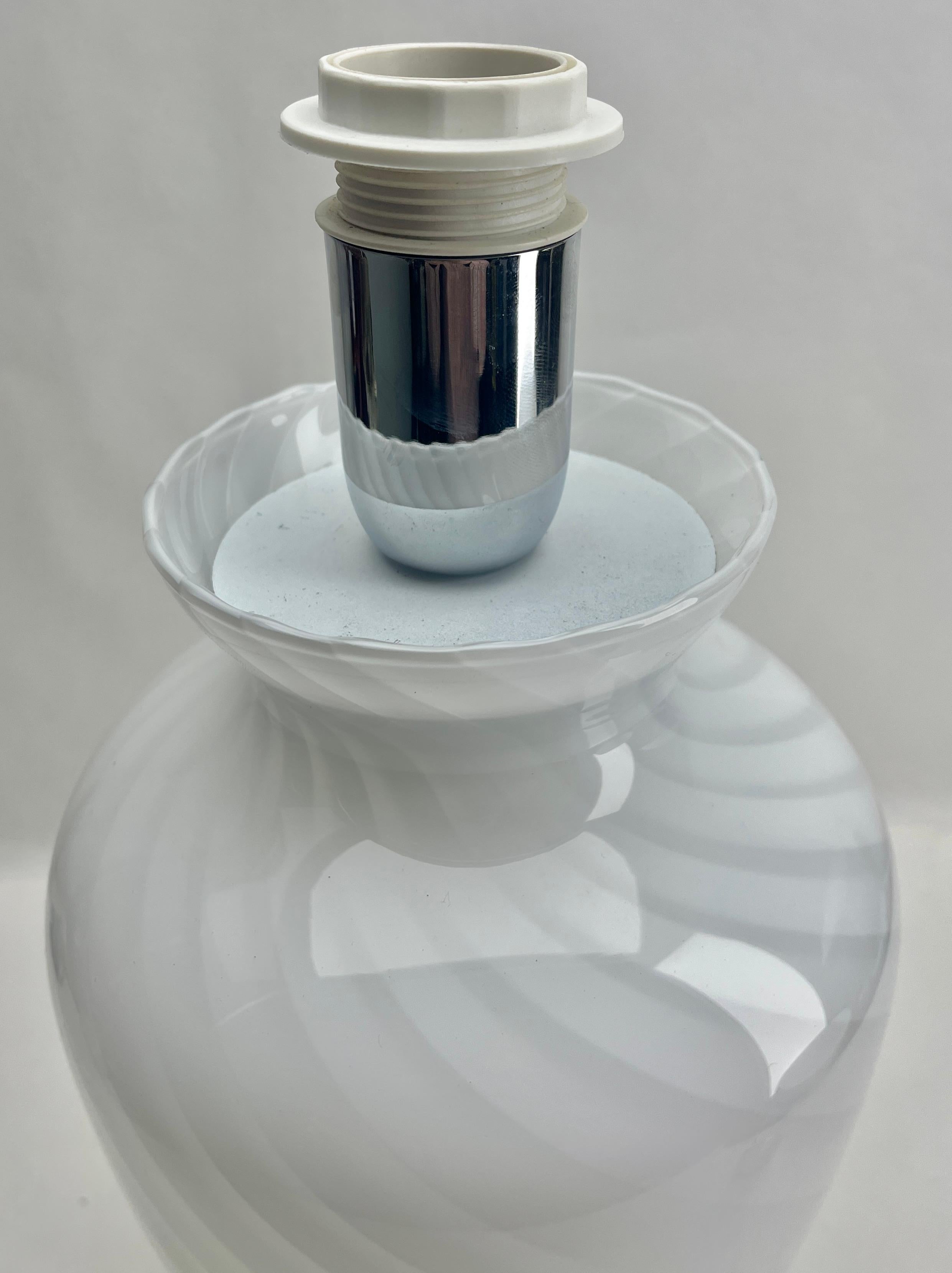 Lámpara de sobremesa Vetri de Murano con cristal soplado y diseño en espiral finales del siglo XX en venta