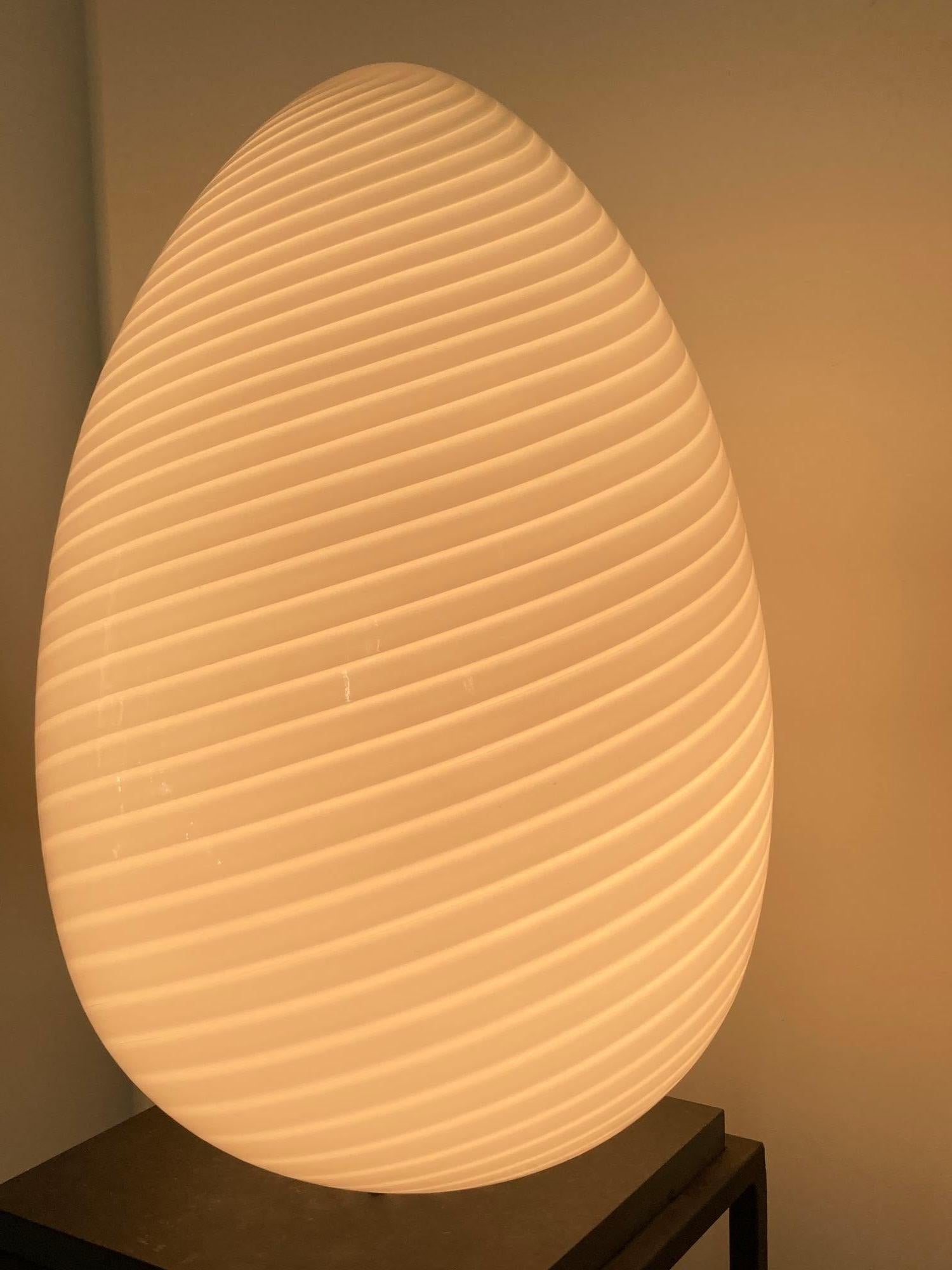 Vetri Murano Weiß Wirbel EGG-Tischlampe in Übergröße in Übergröße, Italien 1970 im Angebot 2