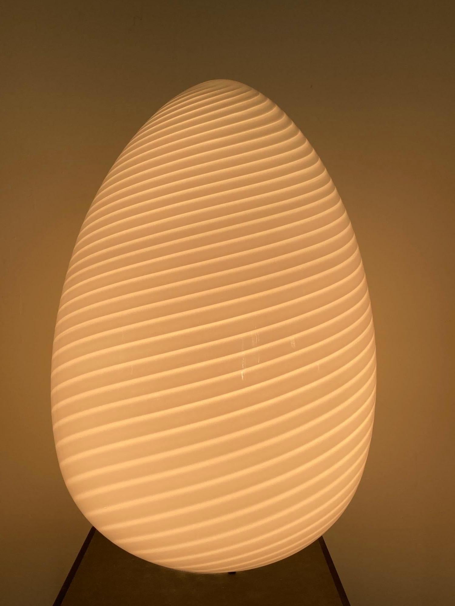 Vetri Murano Weiß Wirbel EGG-Tischlampe in Übergröße in Übergröße, Italien 1970 im Angebot 3