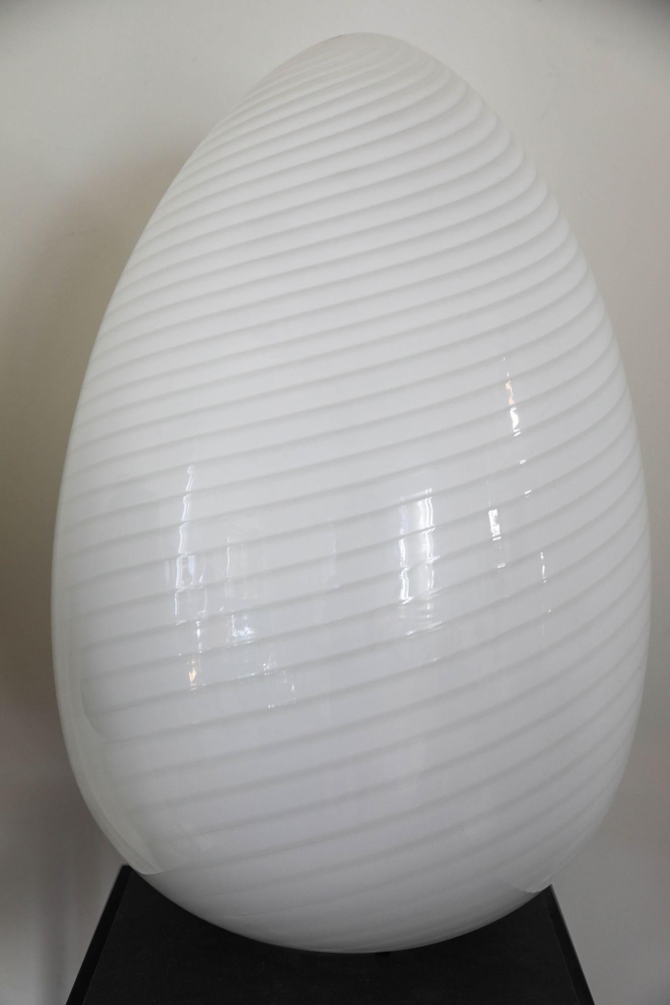 Vetri Murano Weiß Wirbel EGG-Tischlampe in Übergröße in Übergröße, Italien 1970 (Moderne der Mitte des Jahrhunderts) im Angebot