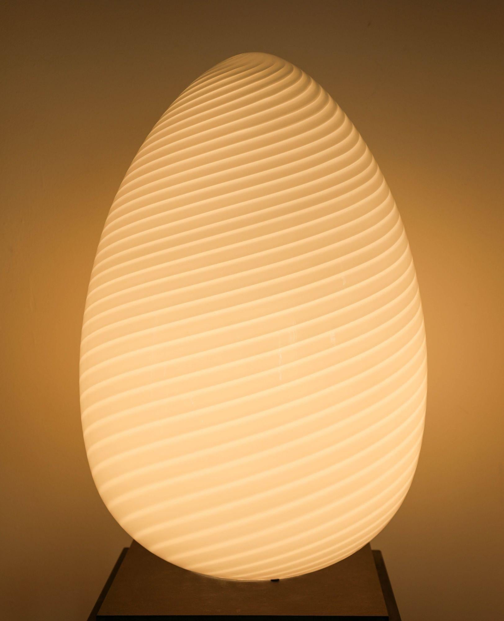 Vetri Murano Weiß Wirbel EGG-Tischlampe in Übergröße in Übergröße, Italien 1970 (Italienisch) im Angebot