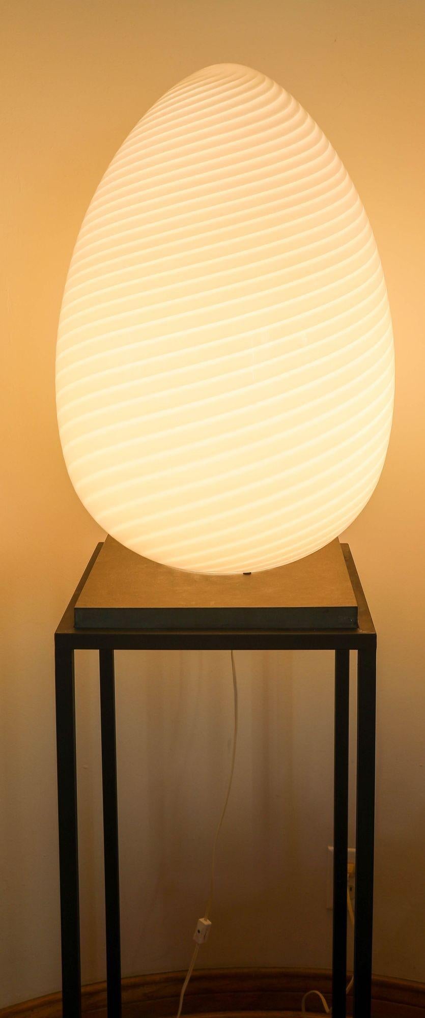 Vetri Murano Weiß Wirbel EGG-Tischlampe in Übergröße in Übergröße, Italien 1970 (Handgefertigt) im Angebot