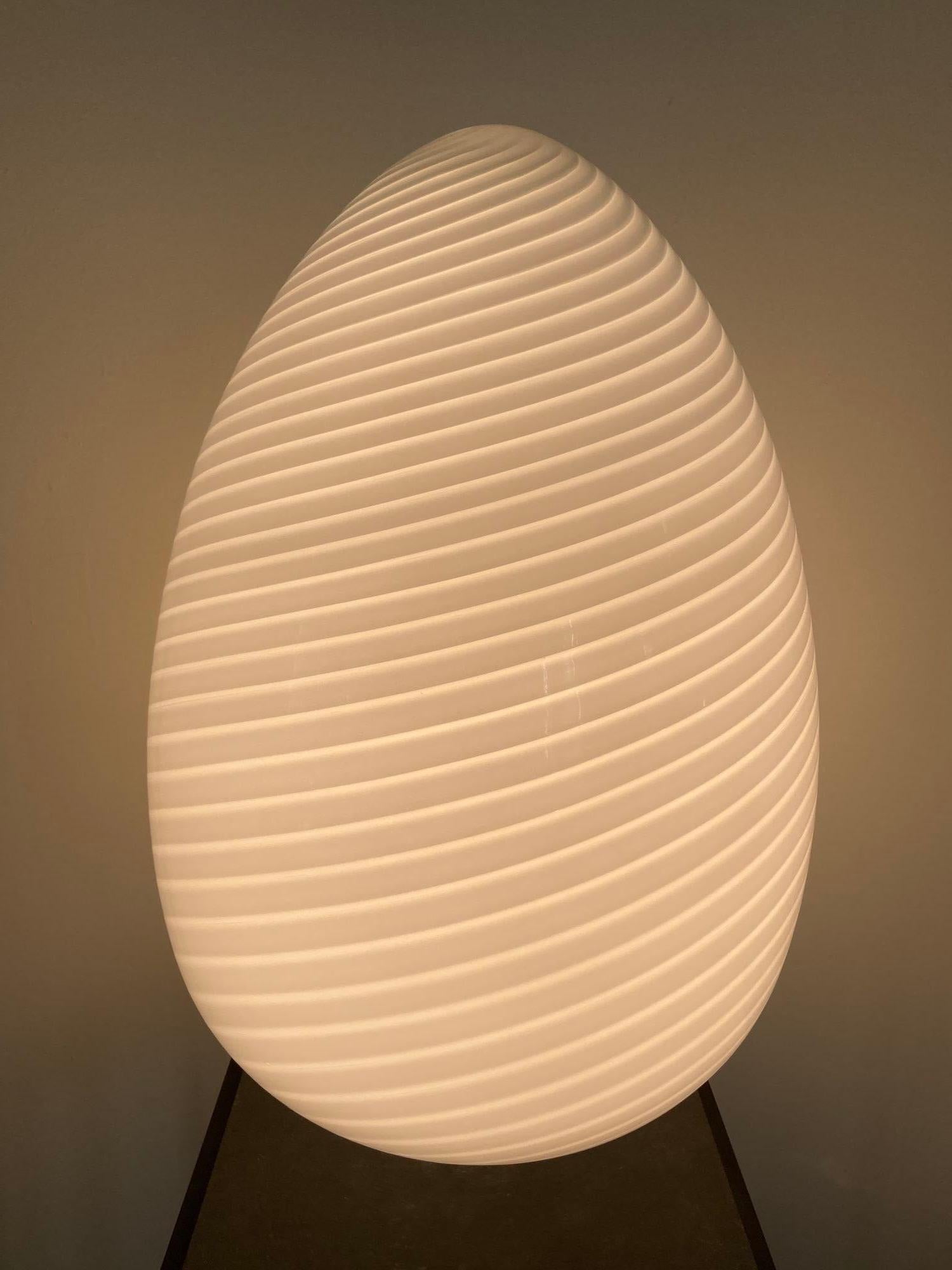 Vetri Murano Weiß Wirbel EGG-Tischlampe in Übergröße in Übergröße, Italien 1970 im Zustand „Gut“ im Angebot in North Hollywood, CA