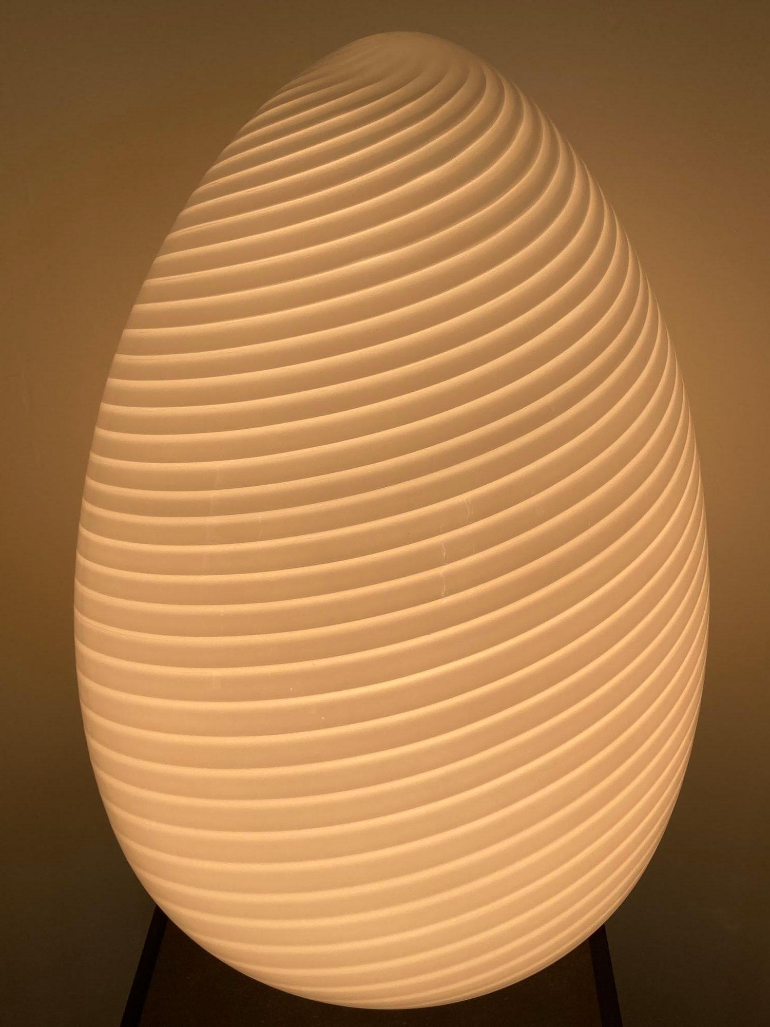 Vetri Murano Weiß Wirbel EGG-Tischlampe in Übergröße in Übergröße, Italien 1970 im Angebot 1
