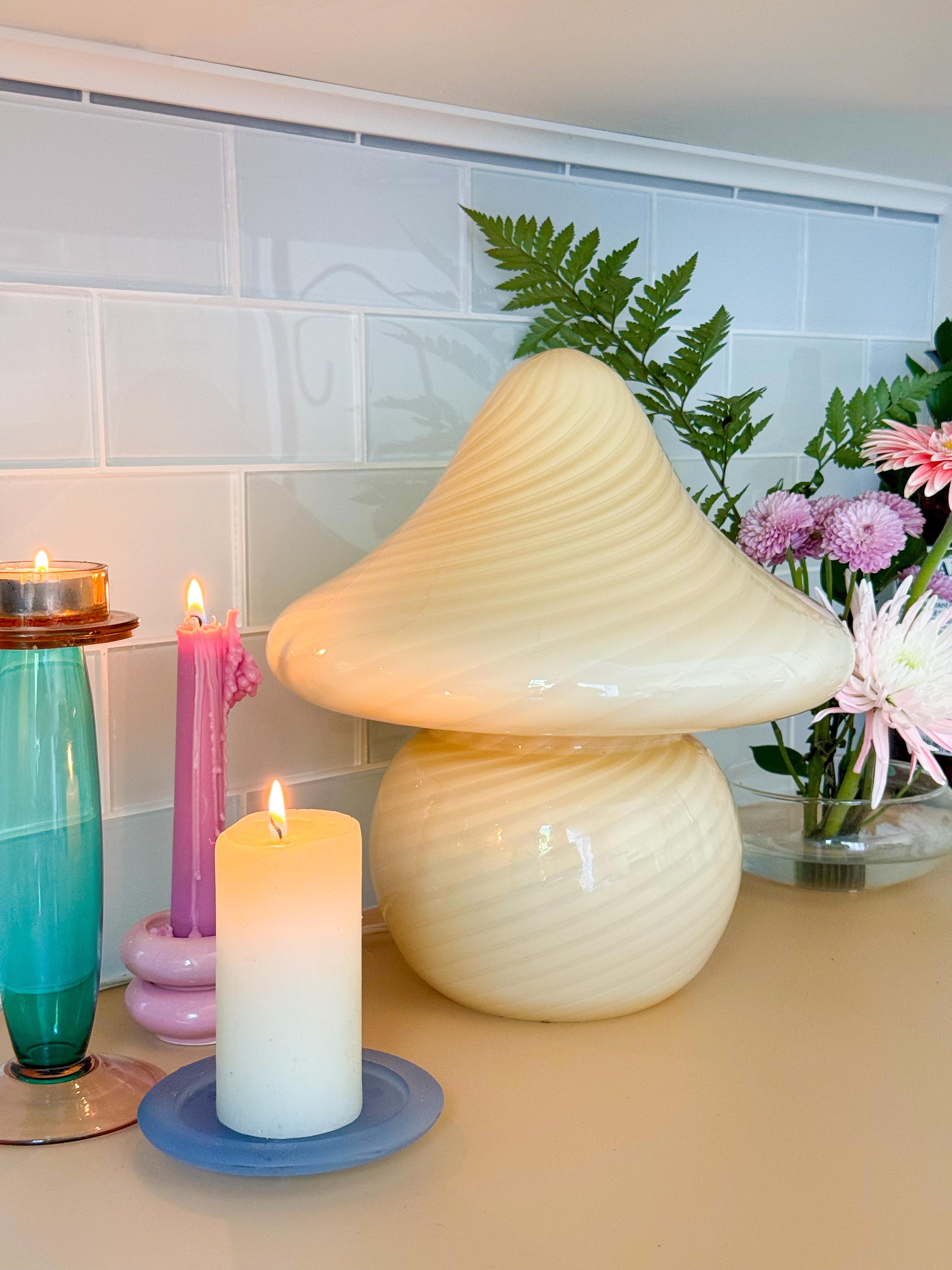 Mittelgroße gelbe Pilzlampe aus Murano, ein atemberaubendes Beispiel für die exquisite Glaskunst von Murano. Diese mit traditionellen Techniken gefertigte Lampe hat einen leuchtend gelben Farbton, der jedem Raum einen Hauch von Wärme und Raffinesse
