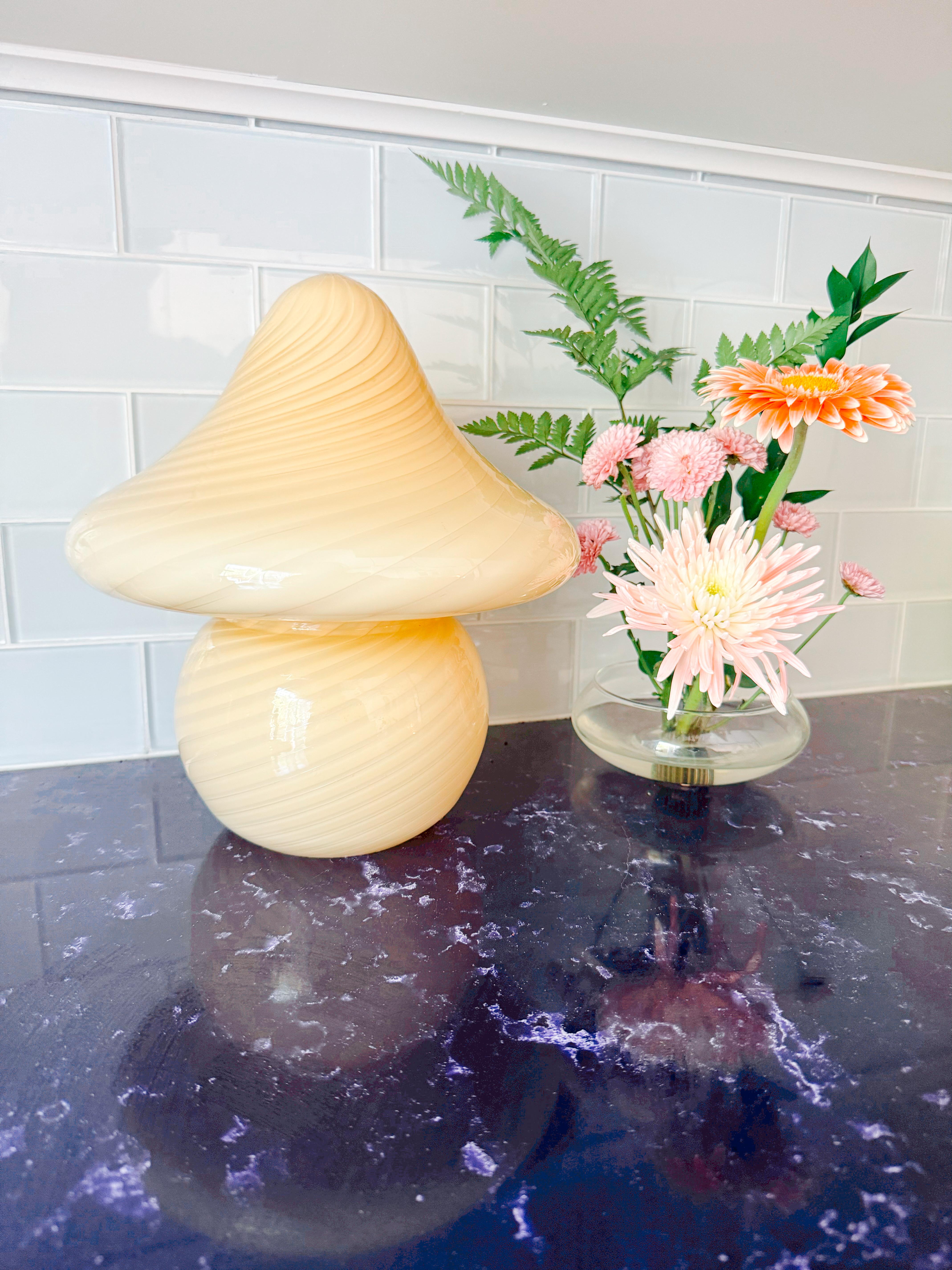 Vetri Murano Yellow Mushroom Lamp Midcentury/ Modern In Good Condition For Sale In Toronto, CA