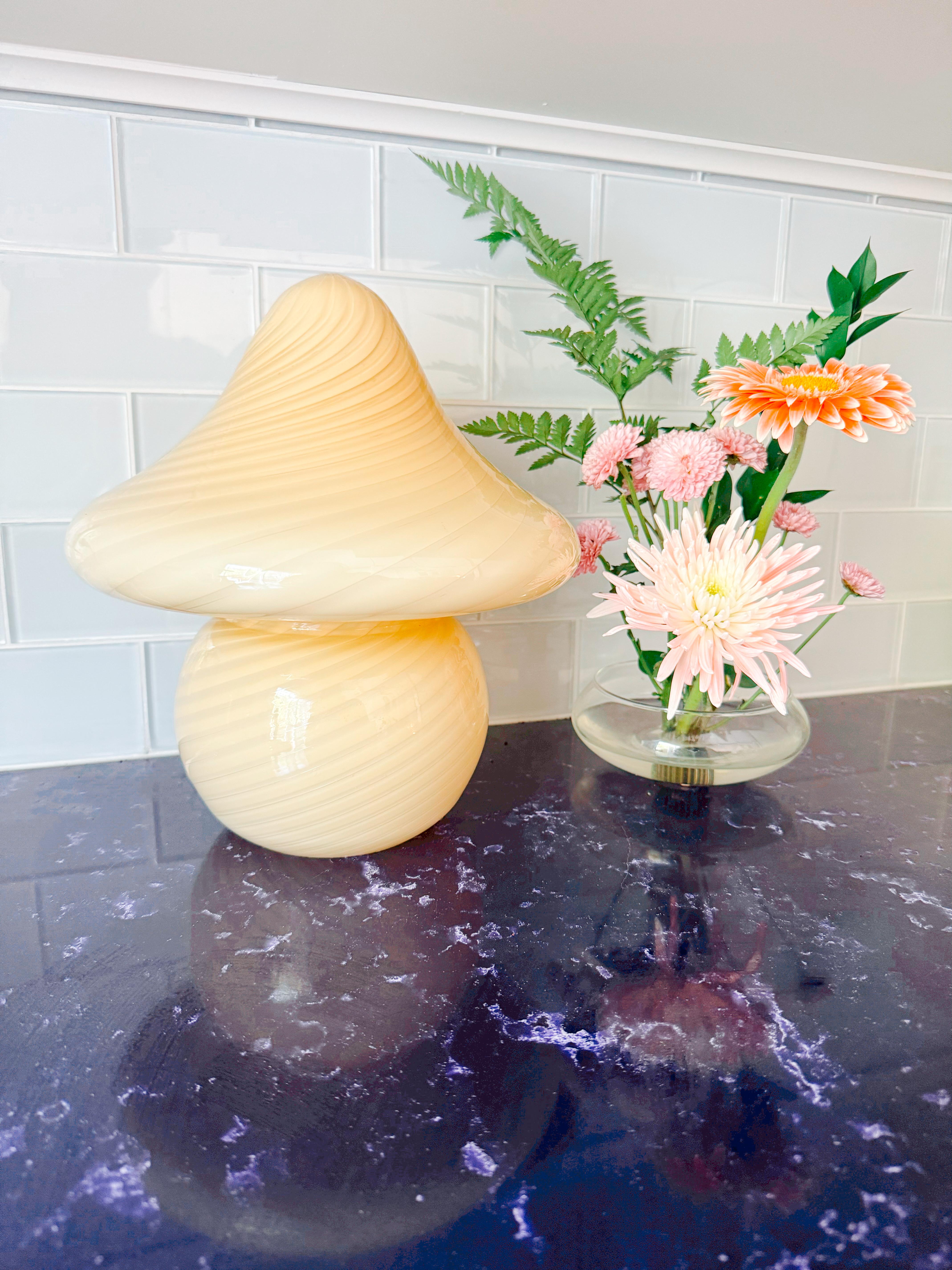 Vetri Murano Gelbe Pilzlampe Midcentury/Modern Wirbelglas mundgeblasen 1970er Jahre im Zustand „Gut“ in Toronto, CA