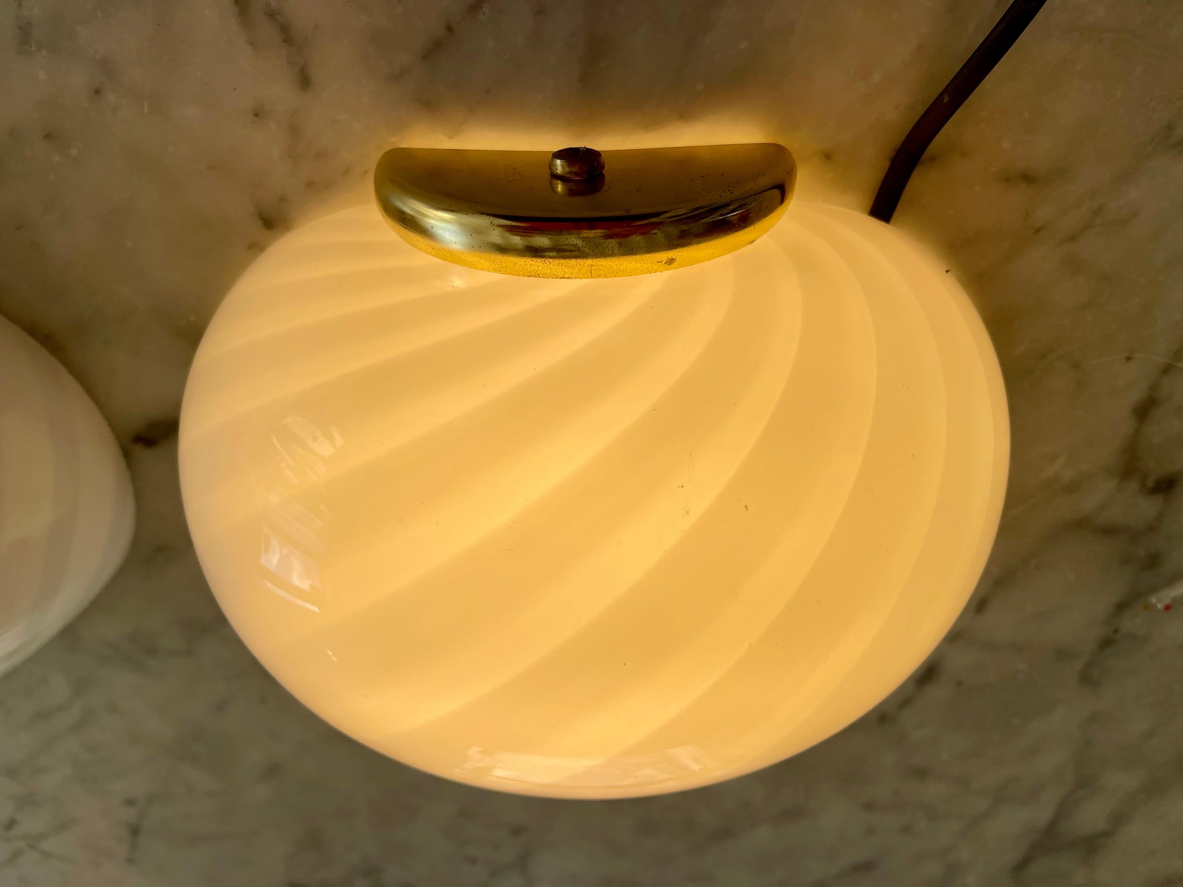 Magnífico Vetri  iluminación de pared Lámpara de cristal de Murano . El diseño y la calidad del cristal hacen de esta pieza lo mejor del diseño italiano.

Estas Piezas de Arte de cristal bicolor muestran el diseño exclusivo del Diseñador italiano en