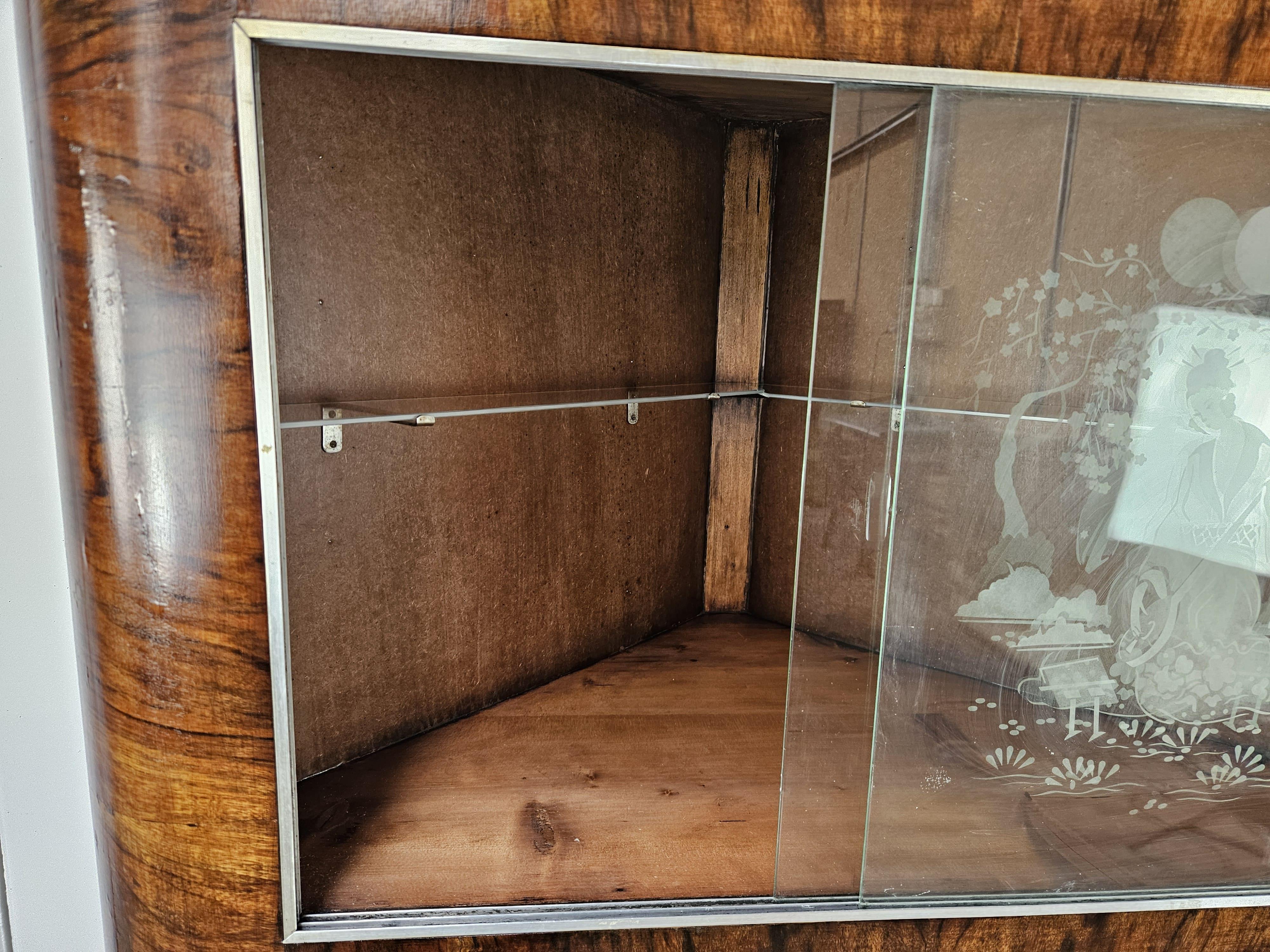 Art Deco corner display case in walnut burl with sliding glass and compartment For Sale 5