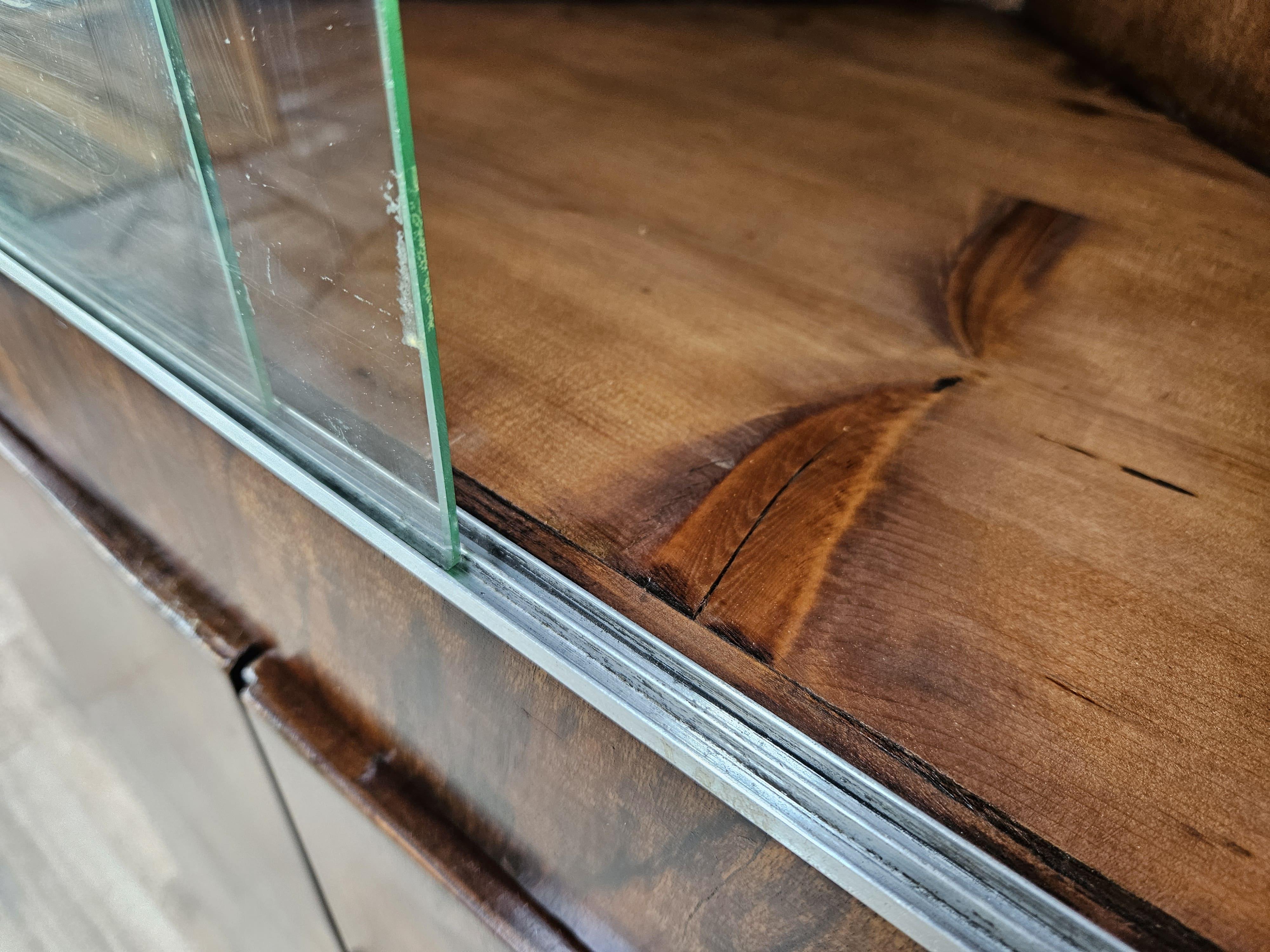 Art Deco corner display case in walnut burl with sliding glass and compartment For Sale 8