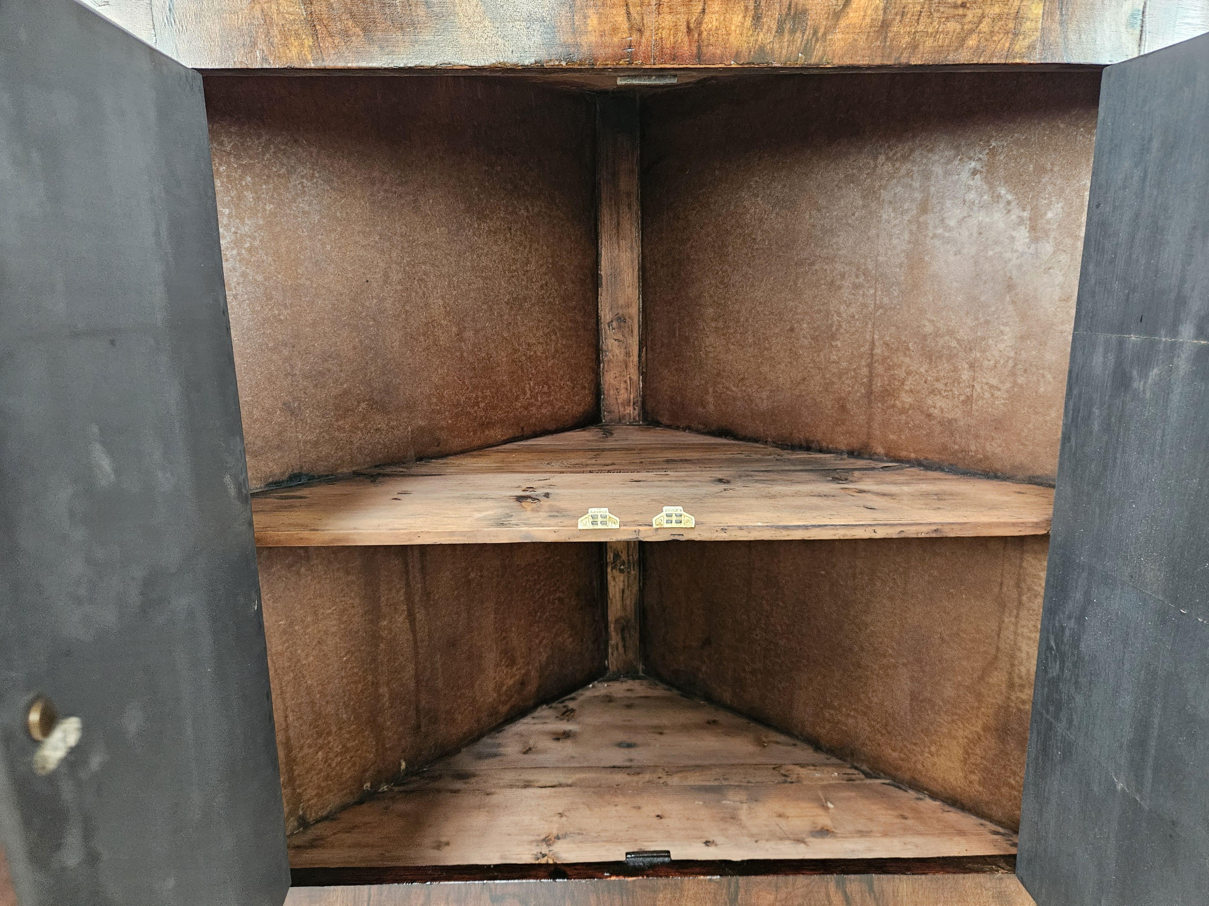 Art Deco corner display case in walnut burl with sliding glass and compartment For Sale 10