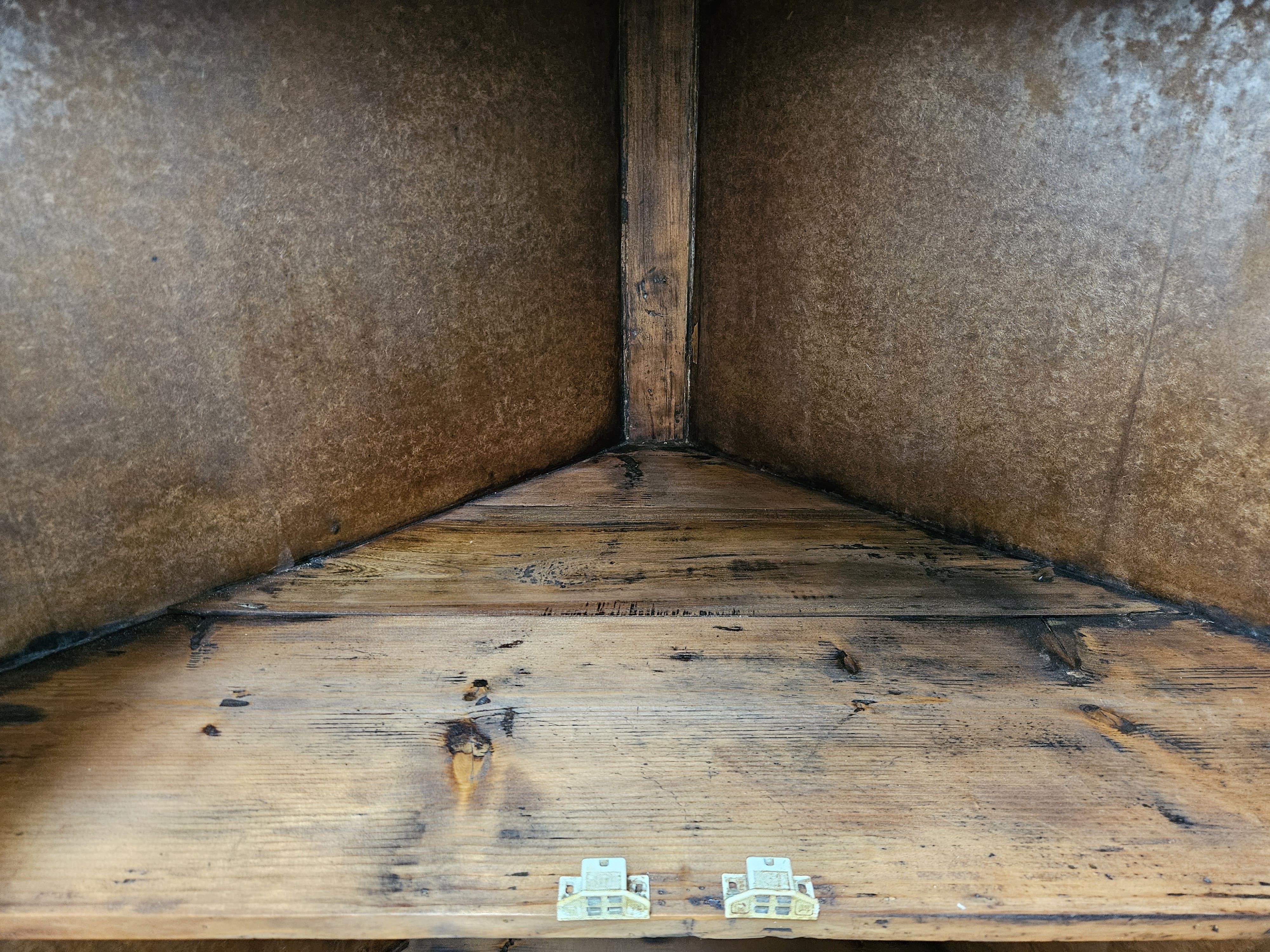 Art Deco corner display case in walnut burl with sliding glass and compartment For Sale 11