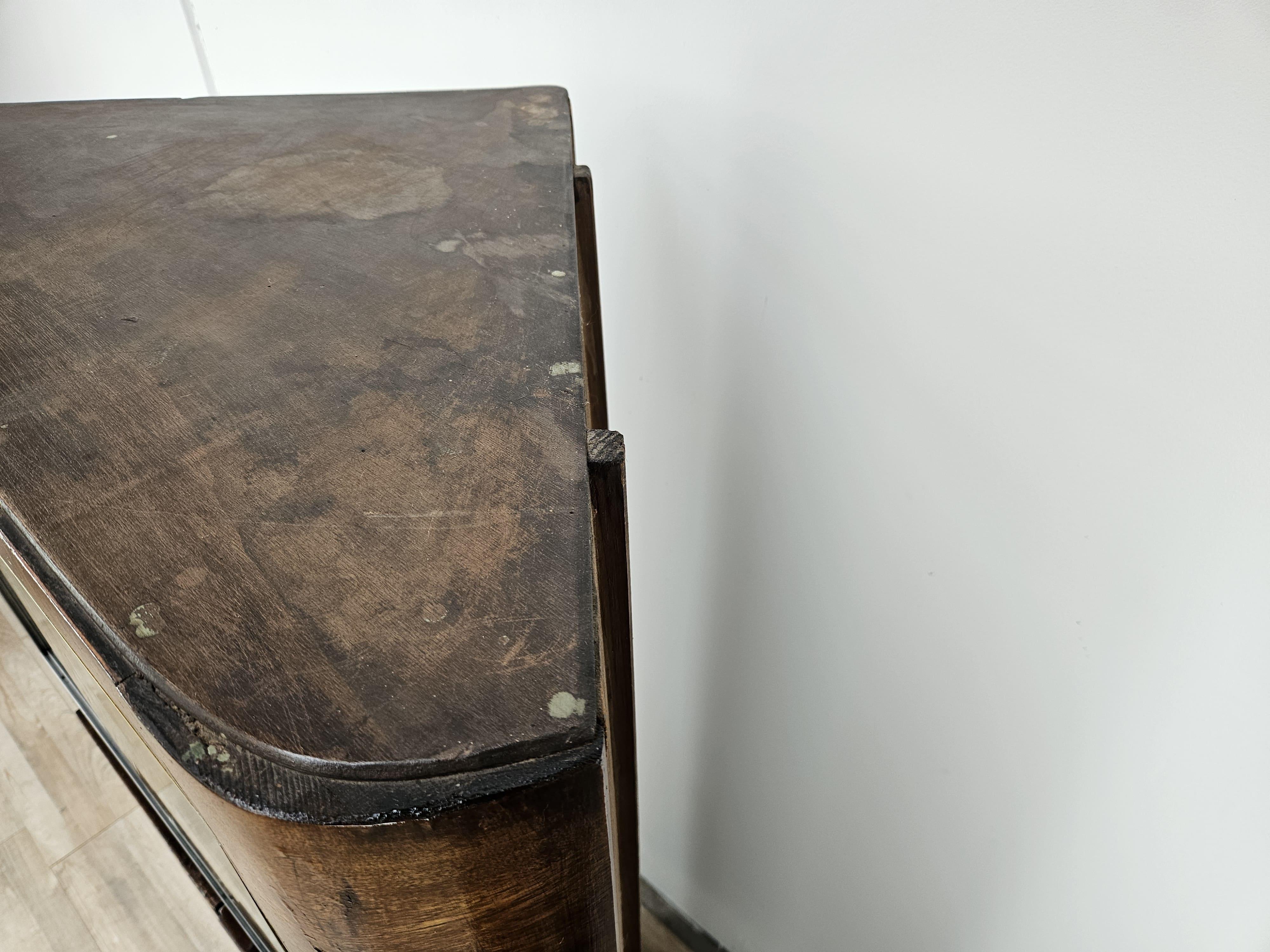 Art Deco corner display case in walnut burl with sliding glass and compartment In Good Condition For Sale In Premariacco, IT