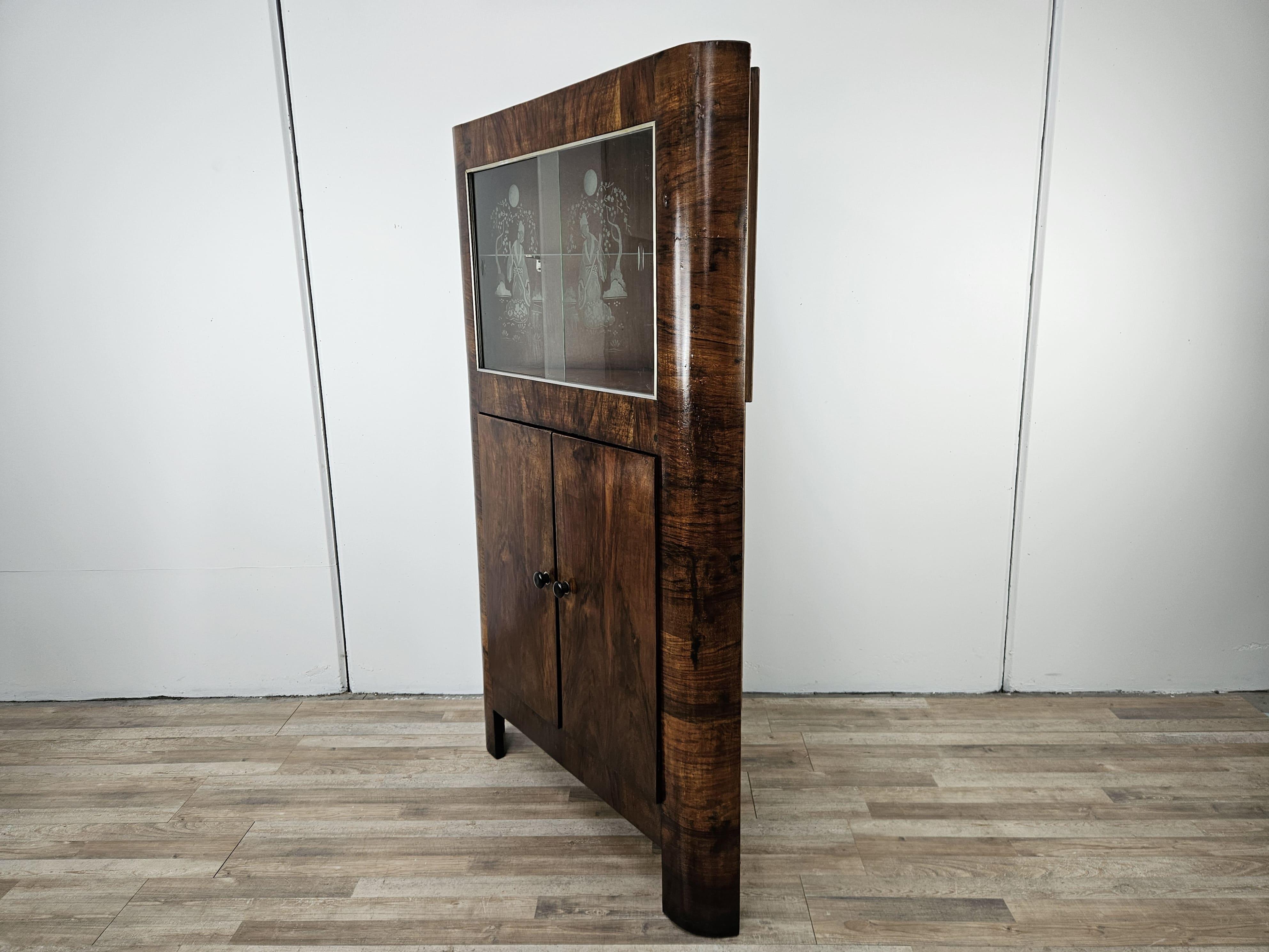 Mid-20th Century Art Deco corner display case in walnut burl with sliding glass and compartment For Sale