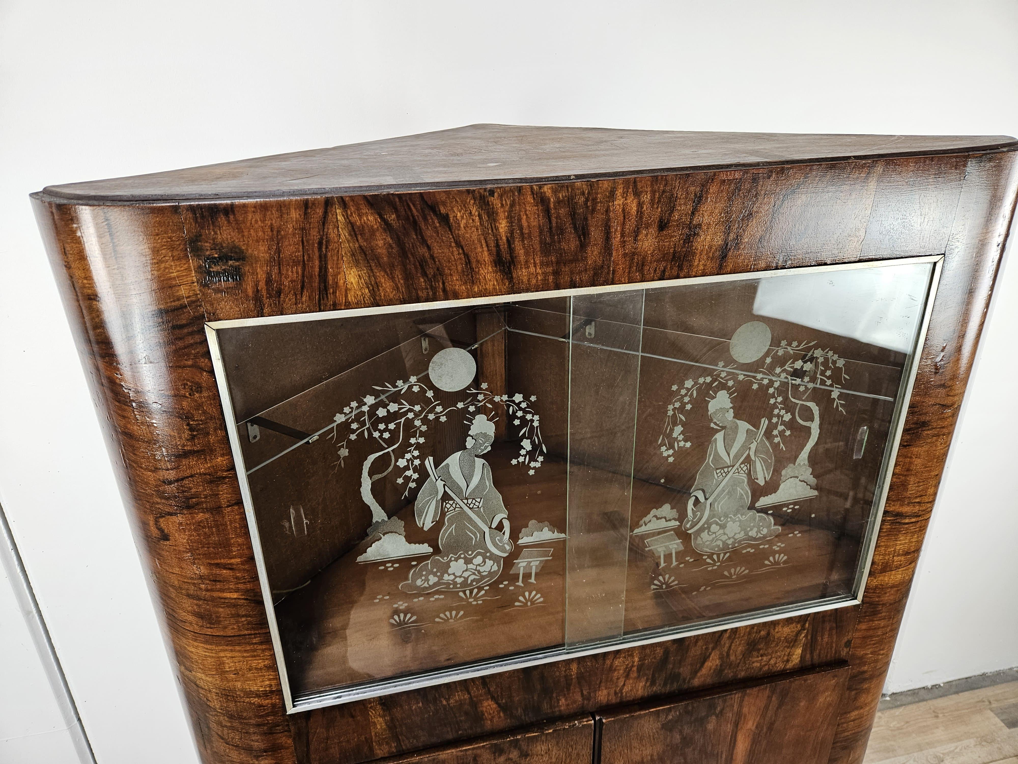 Art Deco corner display case in walnut burl with sliding glass and compartment For Sale 2