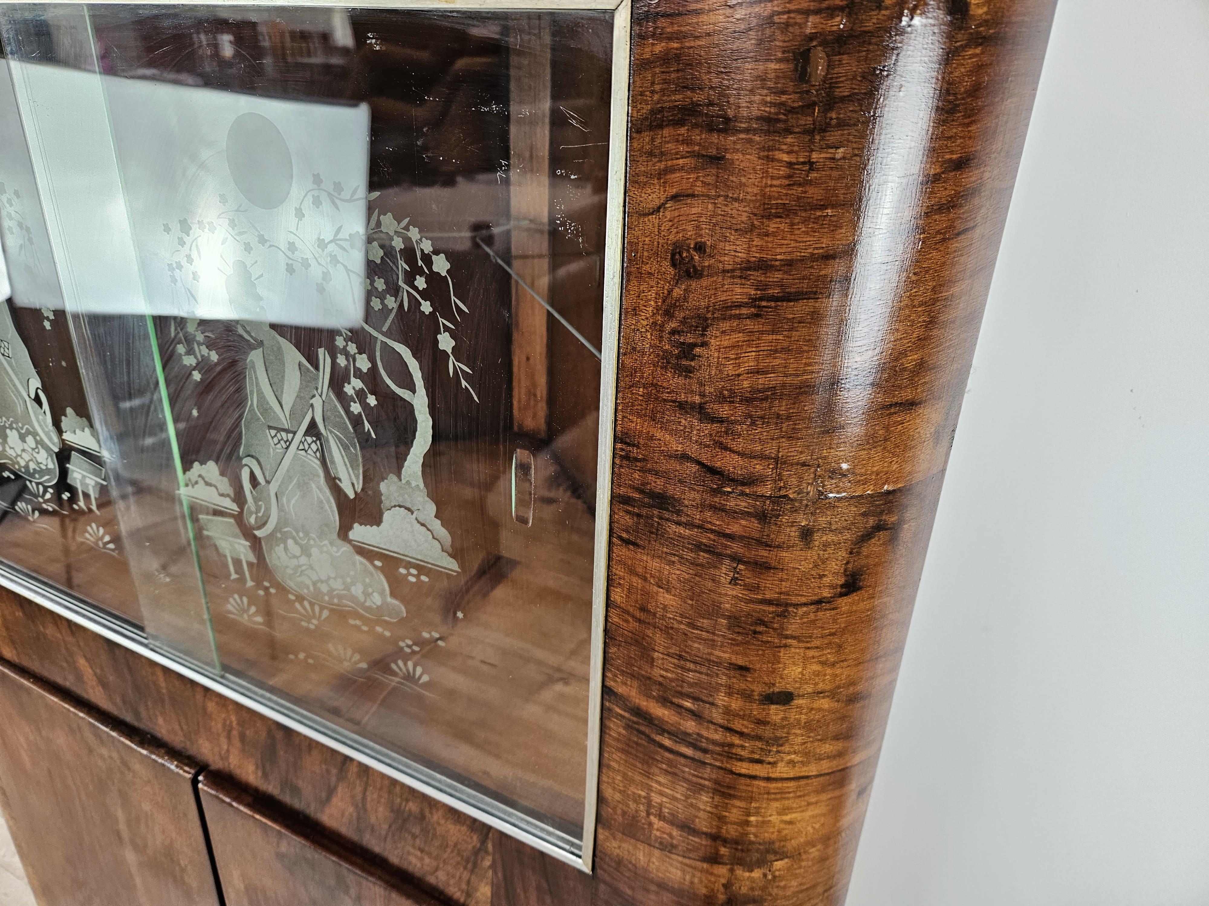 Art Deco corner display case in walnut burl with sliding glass and compartment For Sale 3