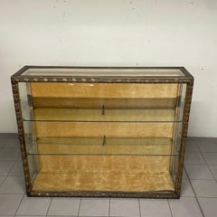 Vitrine des années 40 avec cadre en bois sculpté et doré