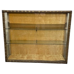 Vitrine des années 40 avec cadre en bois sculpté et doré