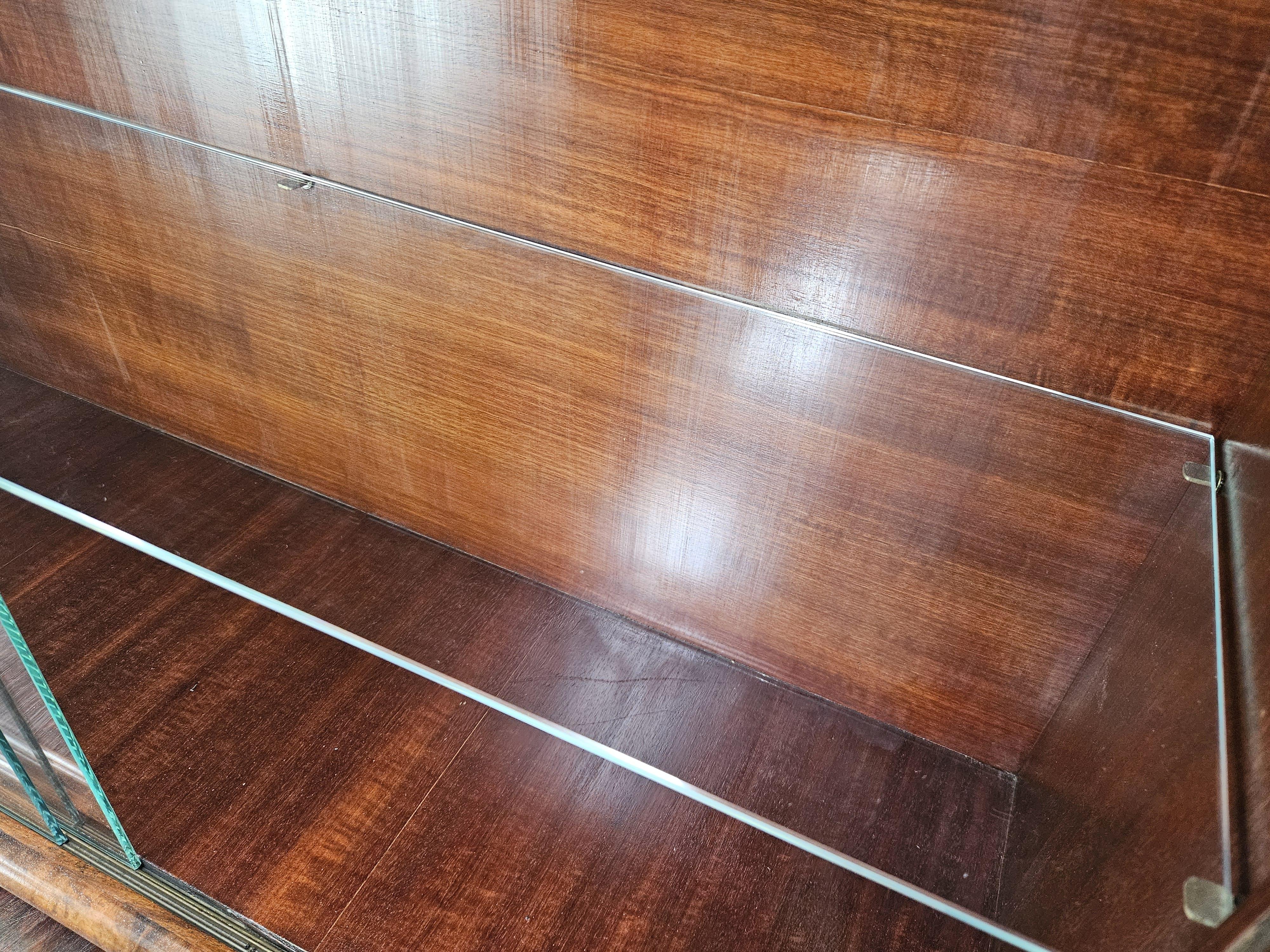 1930s Art Deco walnut and burl walnut display case For Sale 4