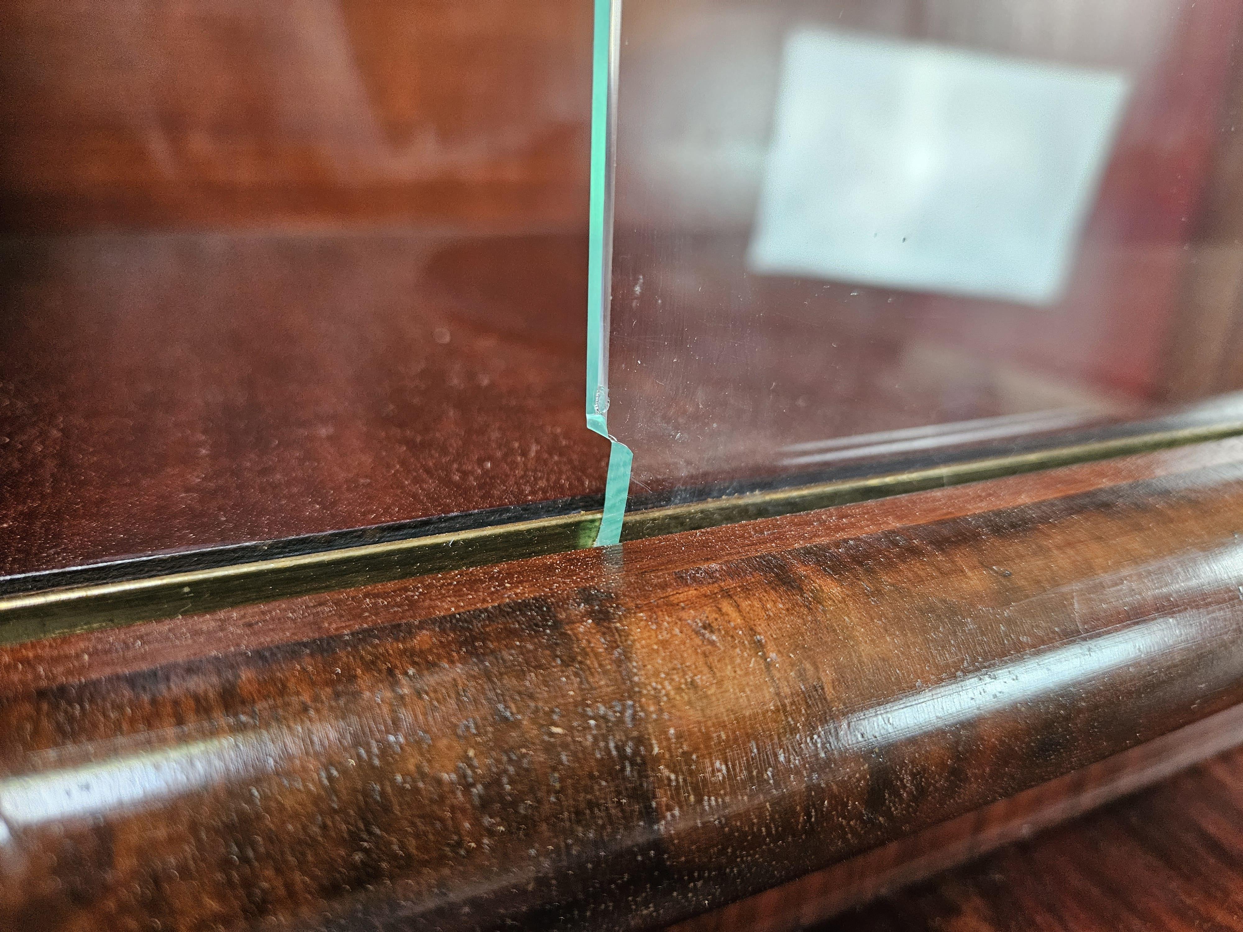 1930s Art Deco walnut and burl walnut display case For Sale 6