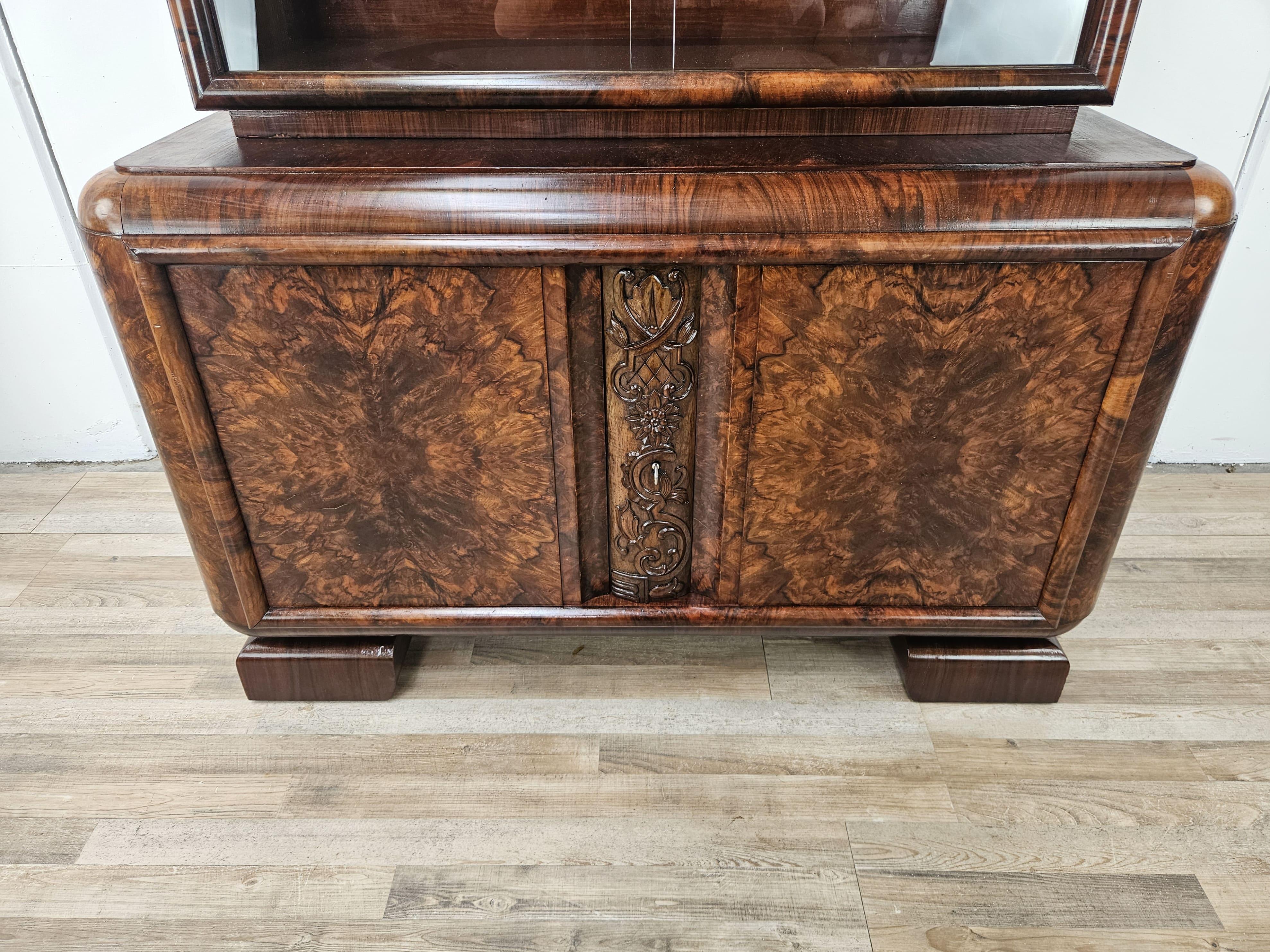1930s Art Deco walnut and burl walnut display case For Sale 7