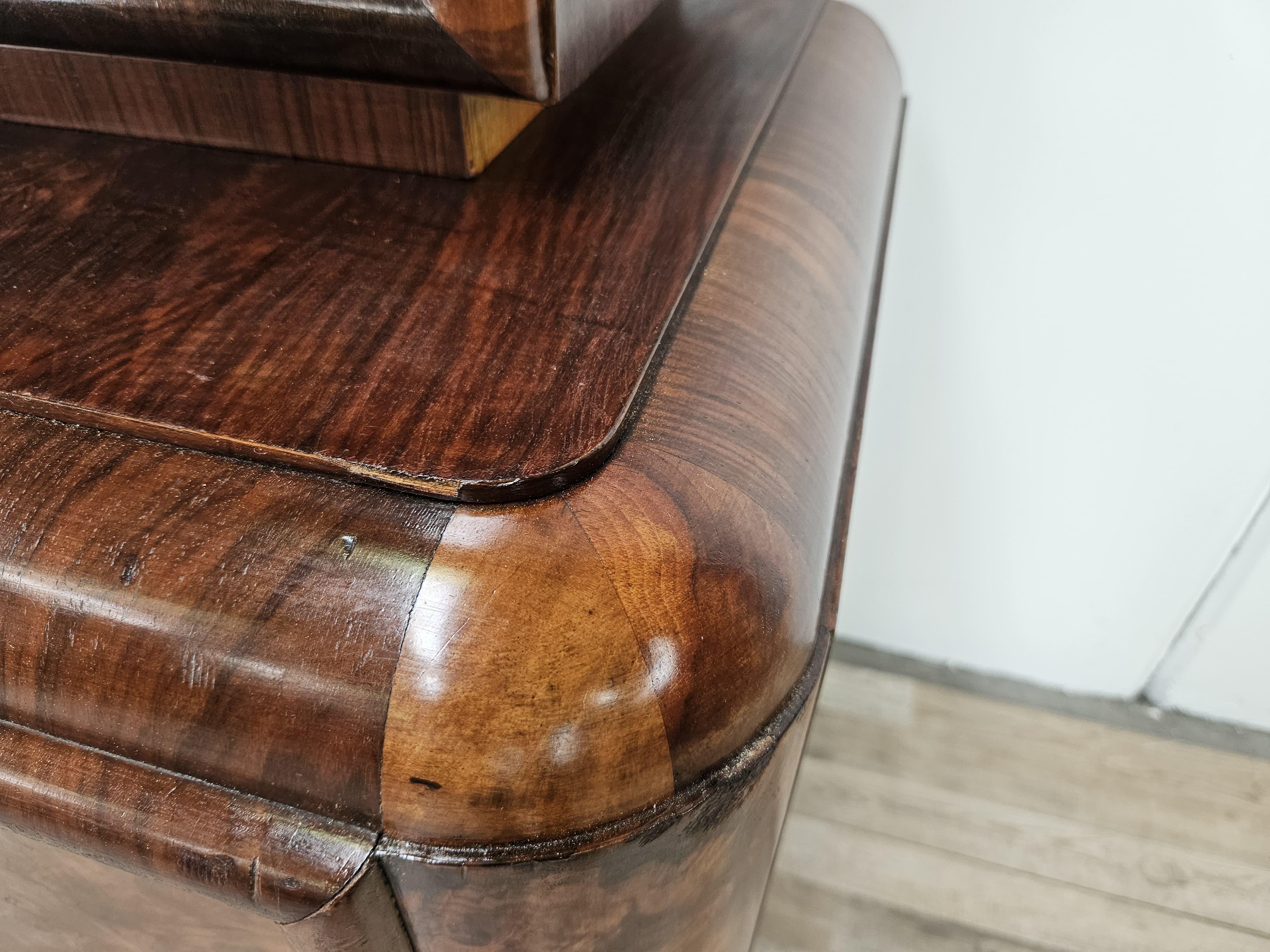 1930s Art Deco walnut and burl walnut display case For Sale 8