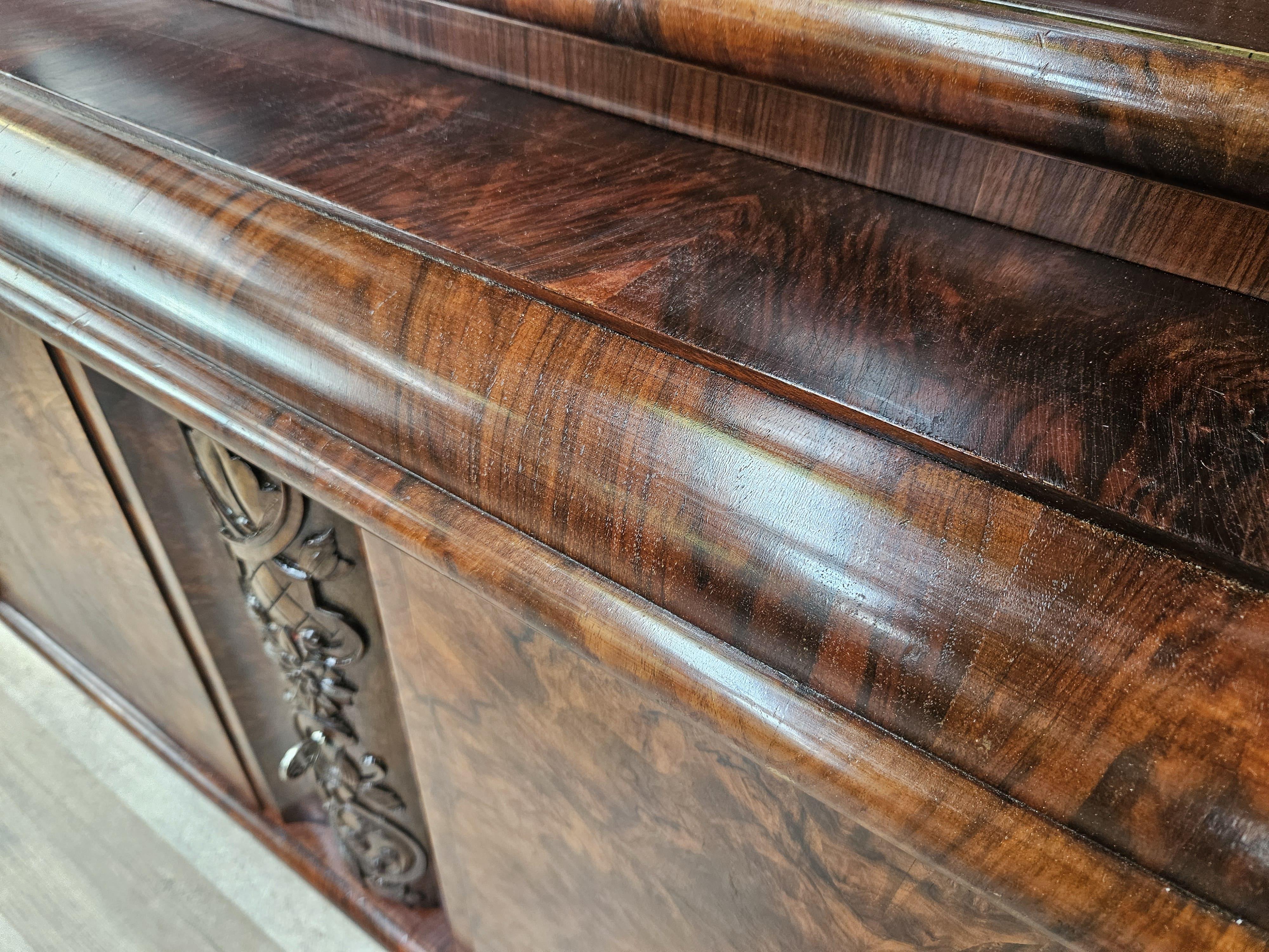 1930s Art Deco walnut and burl walnut display case For Sale 9