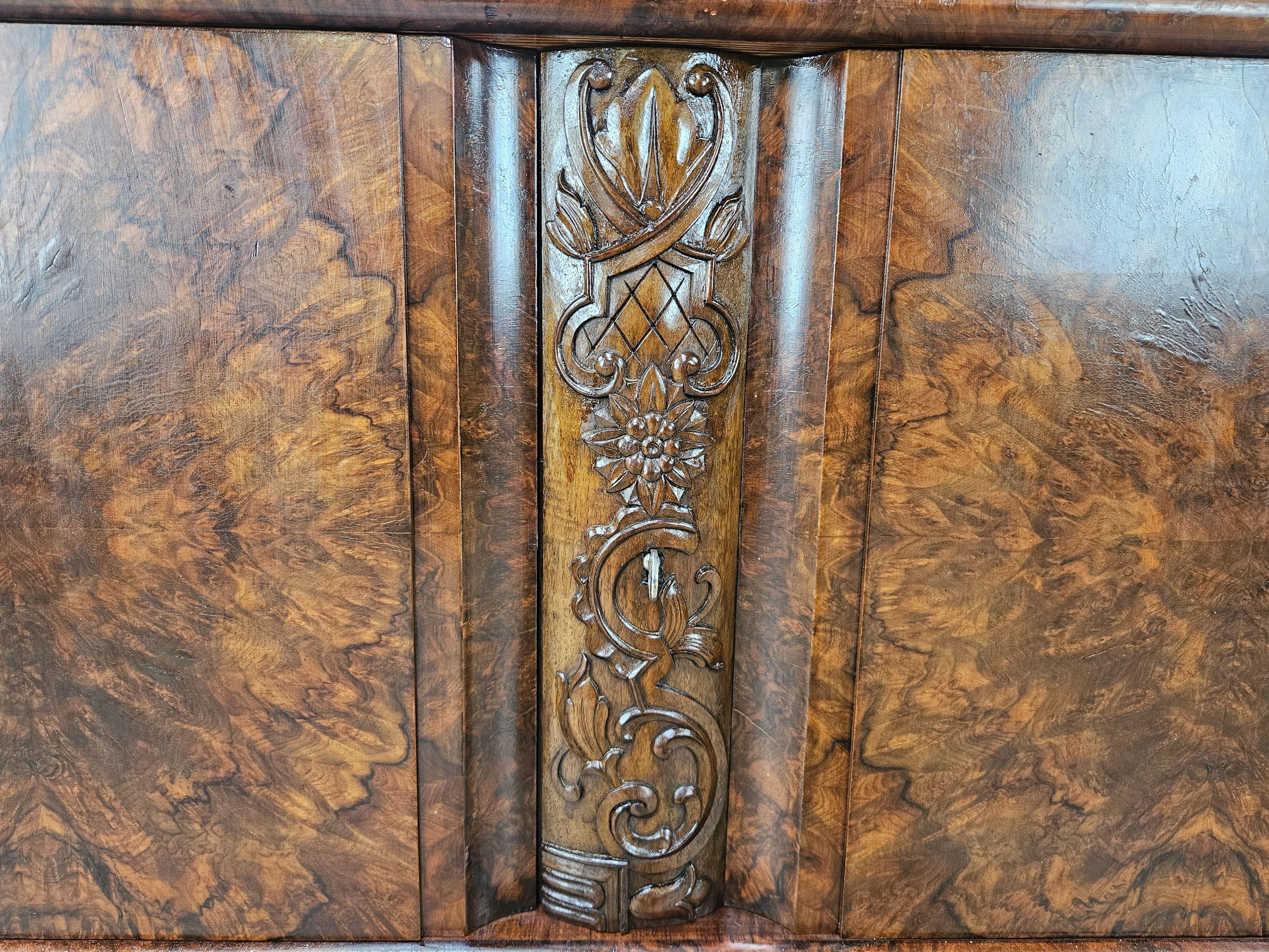 1930s Art Deco walnut and burl walnut display case For Sale 10