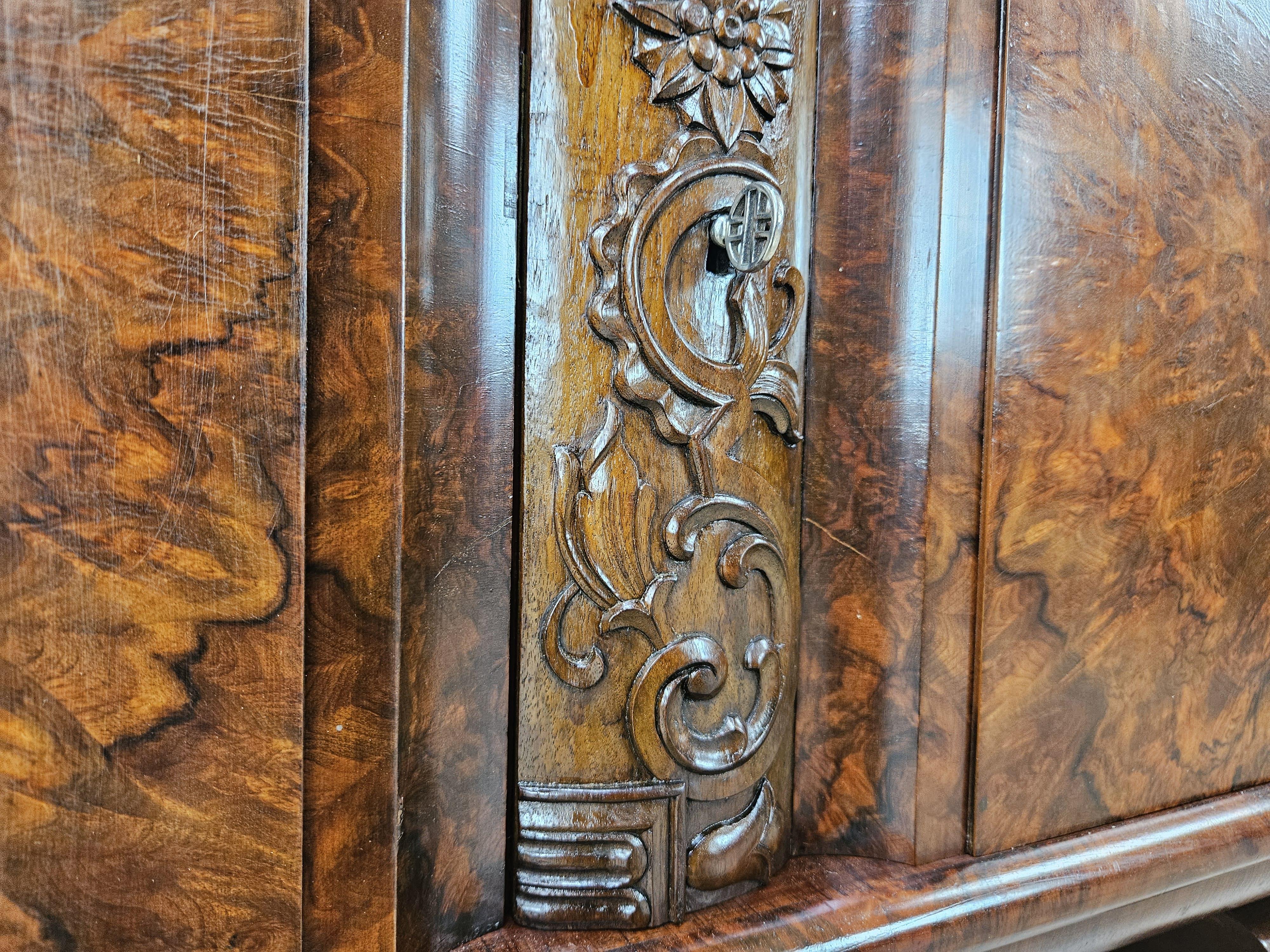 1930s Art Deco walnut and burl walnut display case For Sale 11