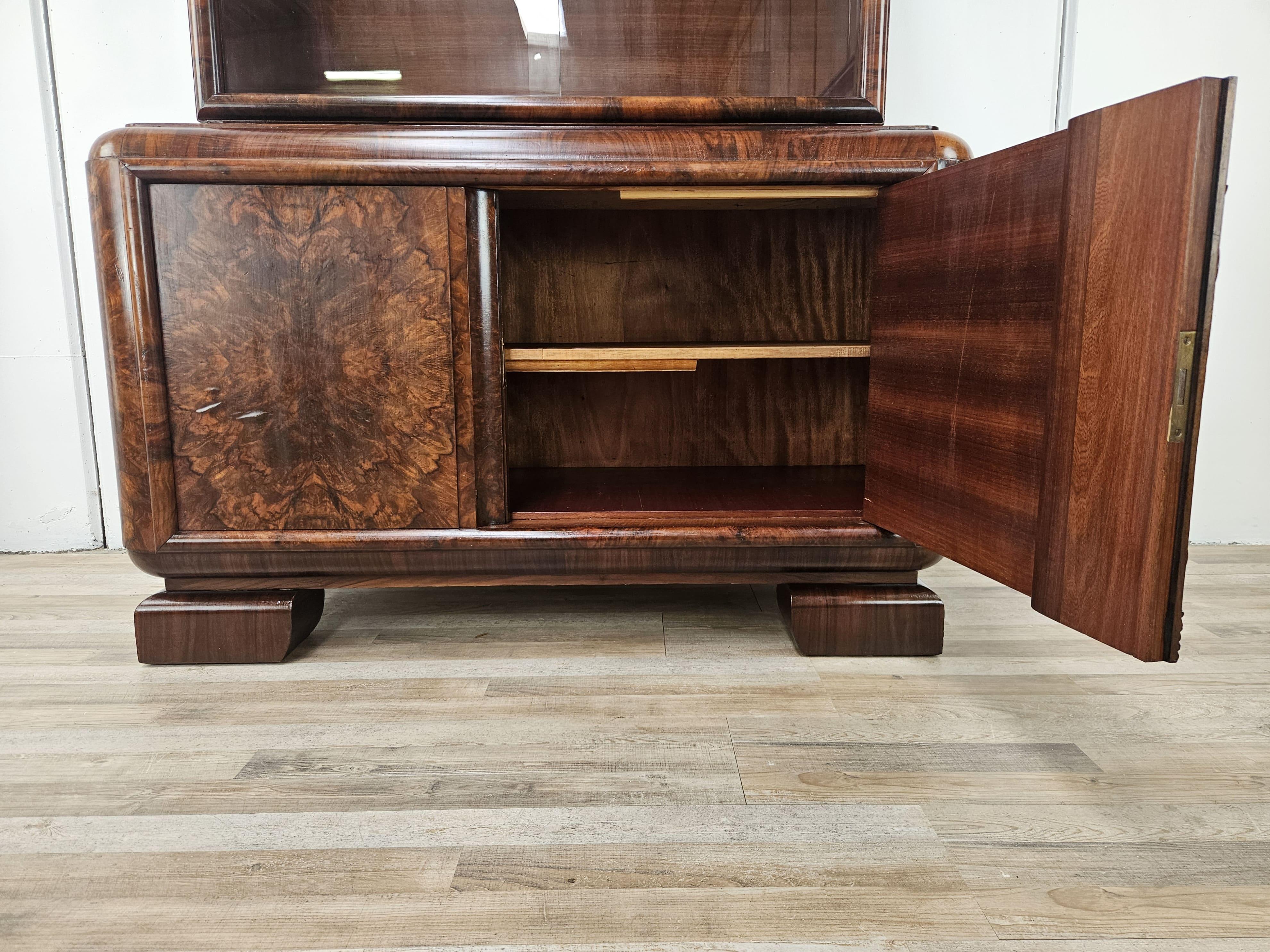 1930s Art Deco walnut and burl walnut display case For Sale 13