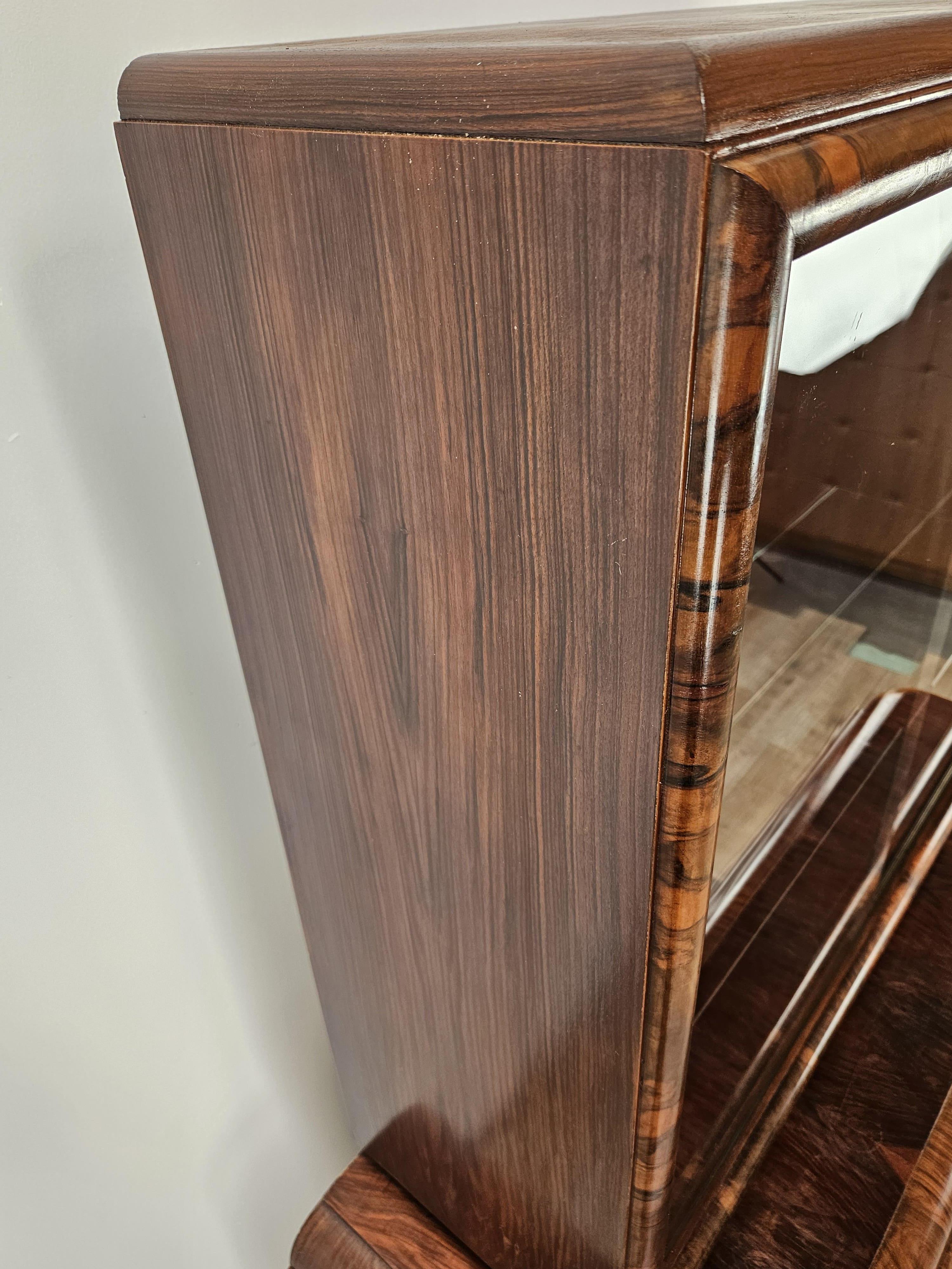 1930s Art Deco walnut and burl walnut display case In Good Condition For Sale In Premariacco, IT