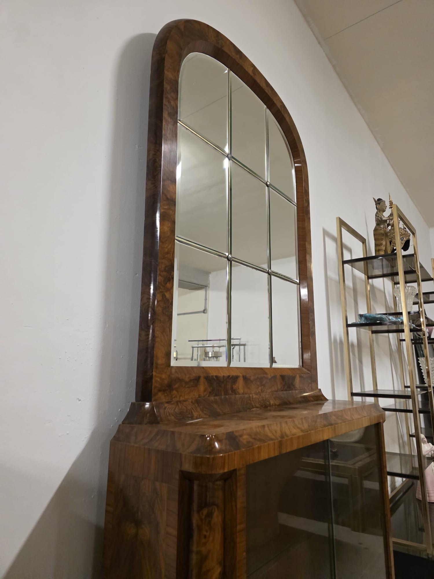 Art Deco walnut-root display case 1930s' For Sale 4