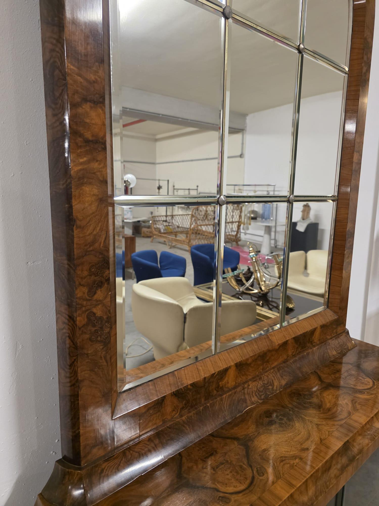 Art Deco walnut-root display case 1930s' For Sale 5