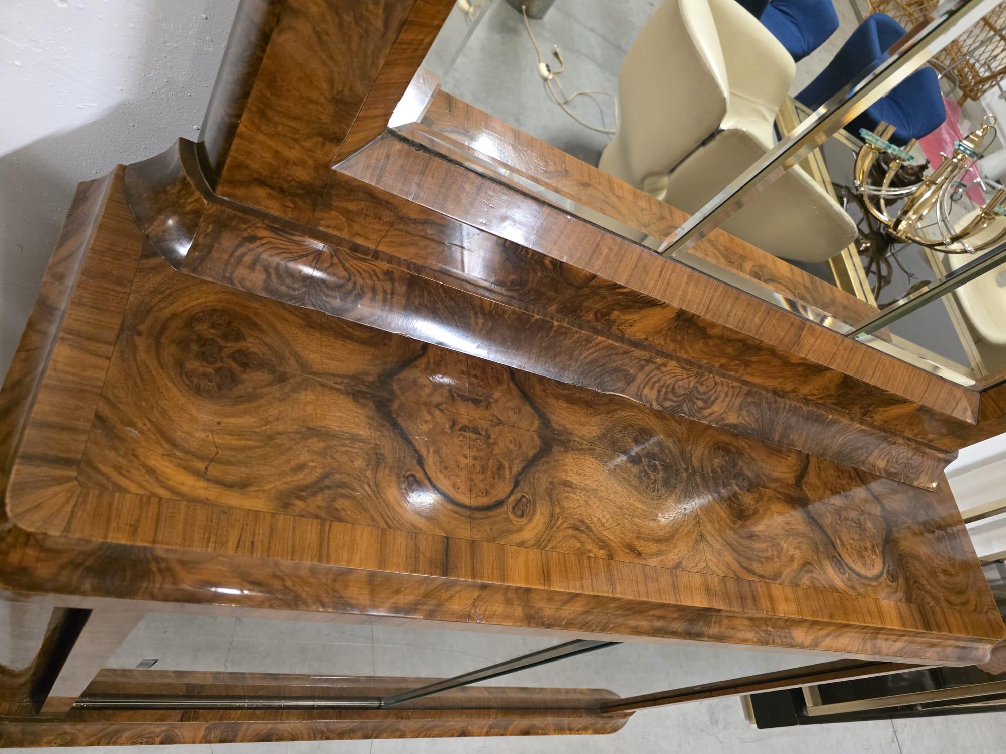 Art Deco walnut-root display case 1930s' For Sale 6