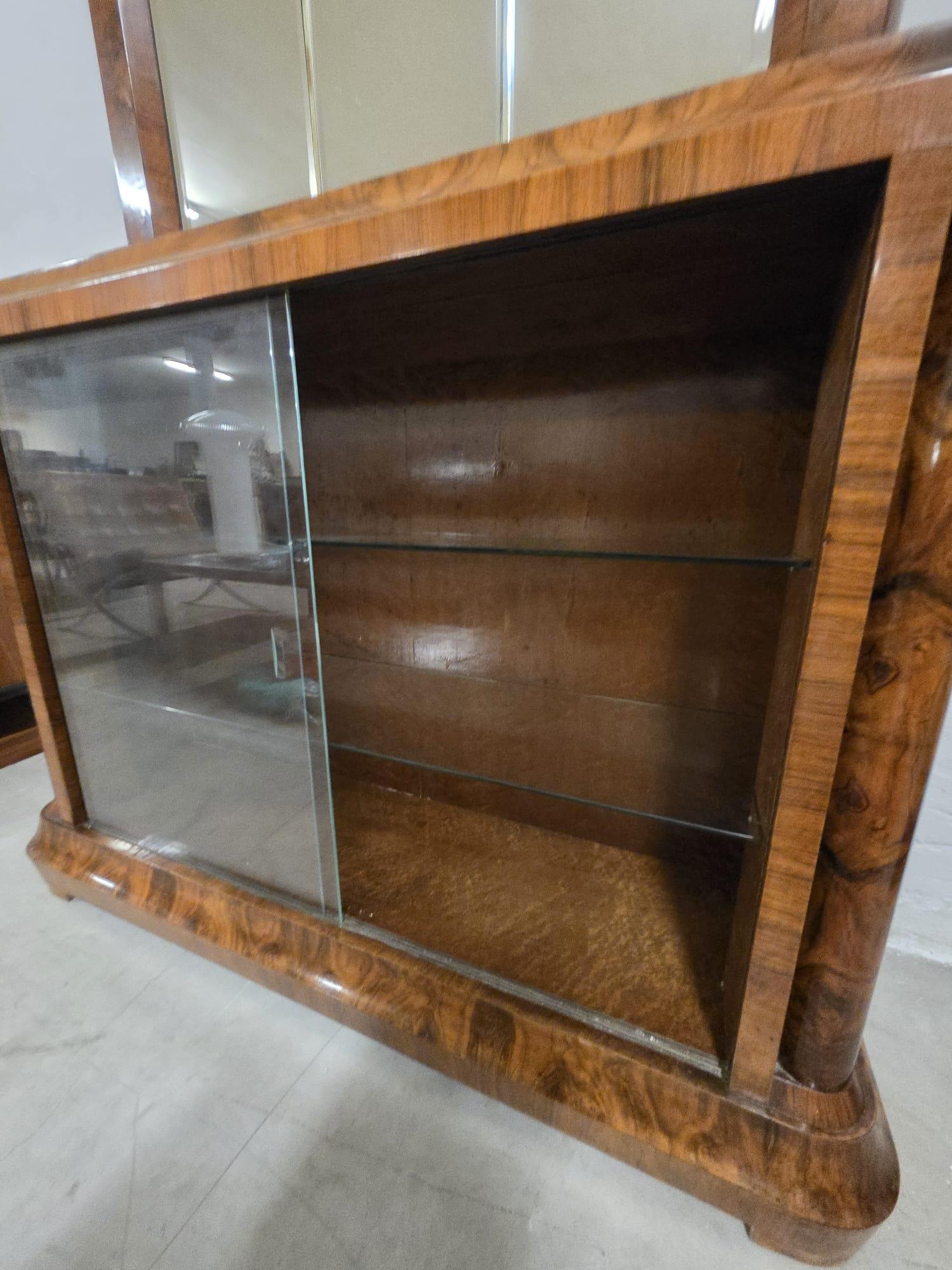 Art Deco walnut-root display case 1930s' For Sale 10
