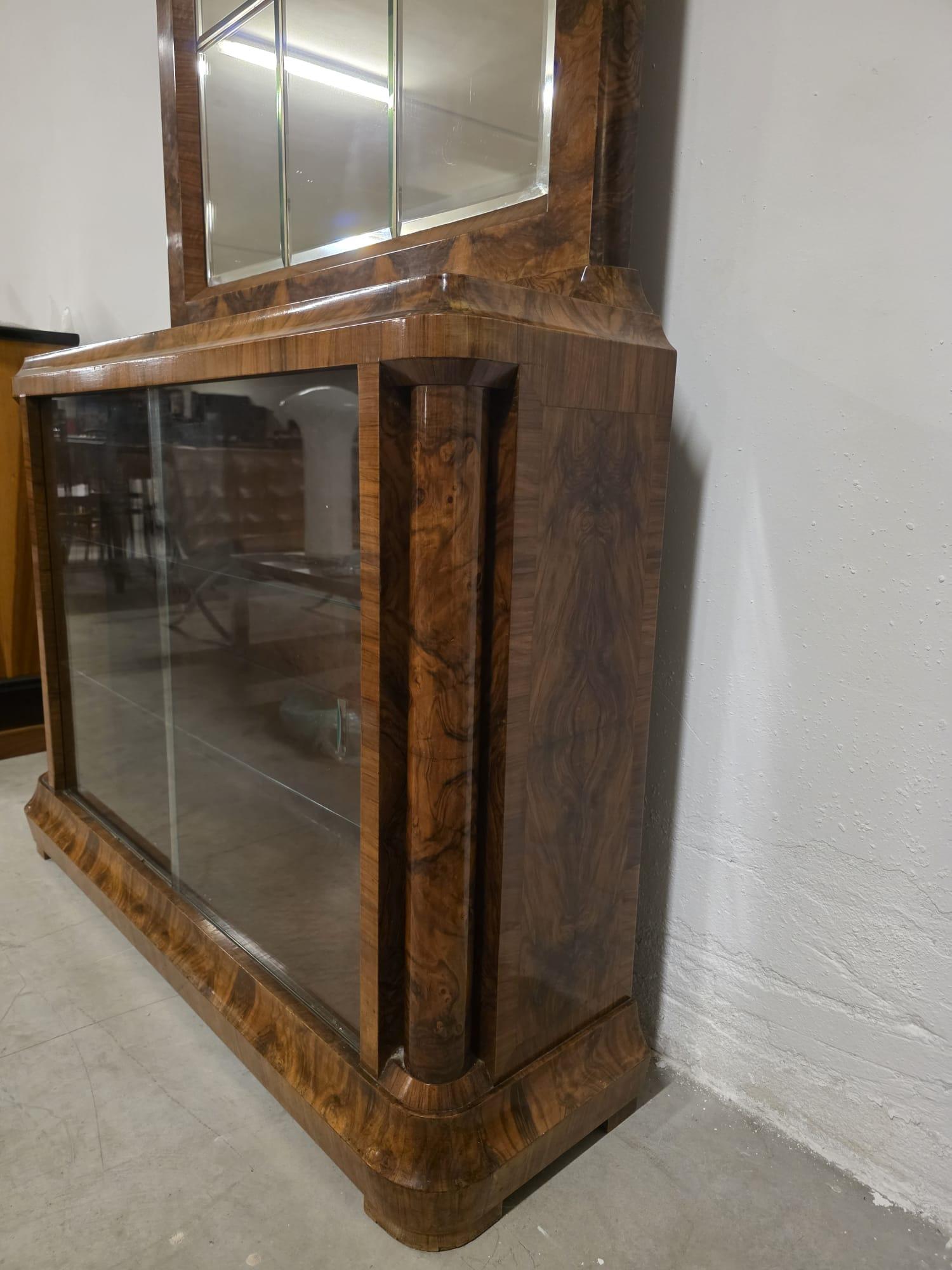 Wood Art Deco walnut-root display case 1930s' For Sale