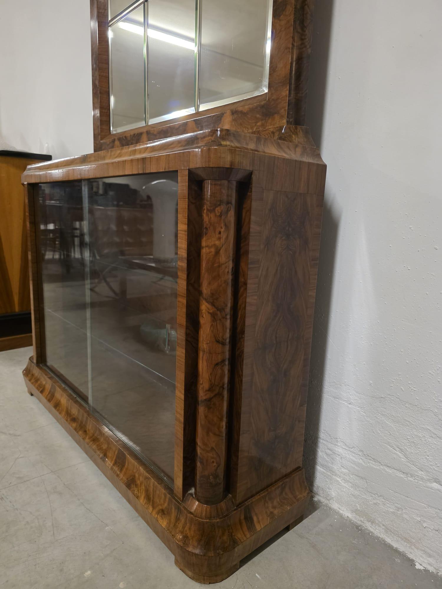 Art Deco walnut-root display case 1930s' For Sale 1