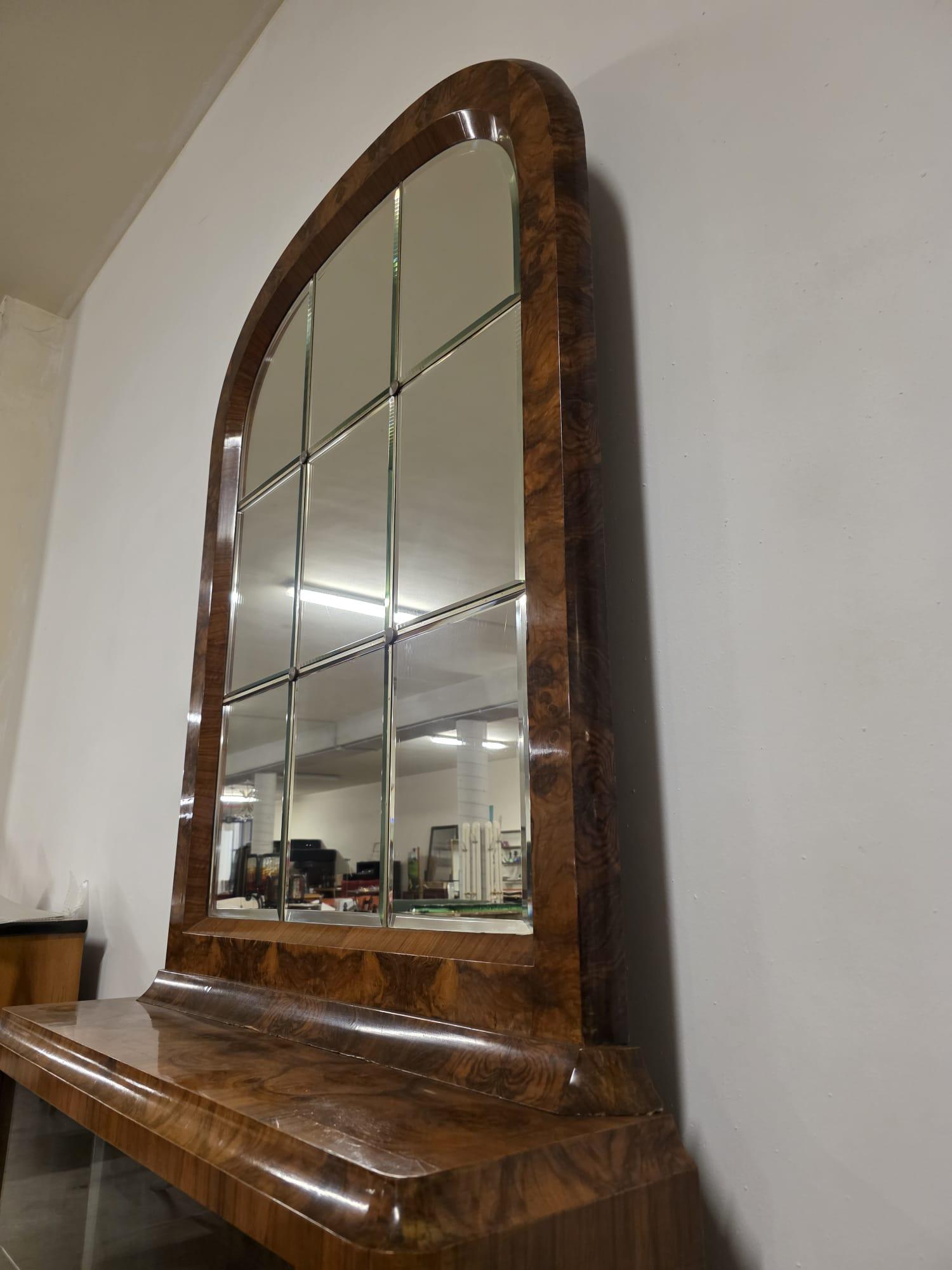 Art Deco walnut-root display case 1930s' For Sale 2