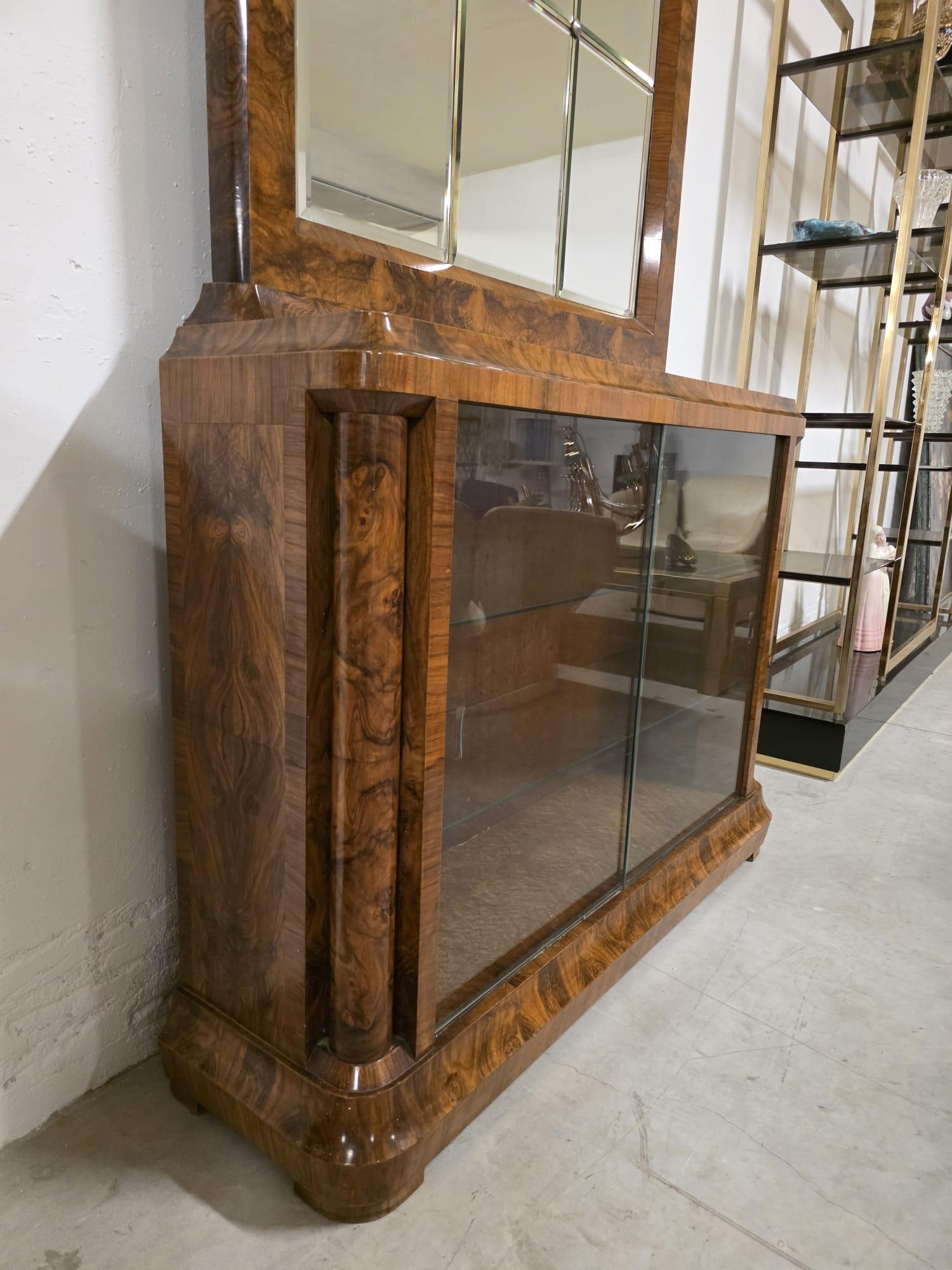 Art Deco walnut-root display case 1930s' For Sale 3